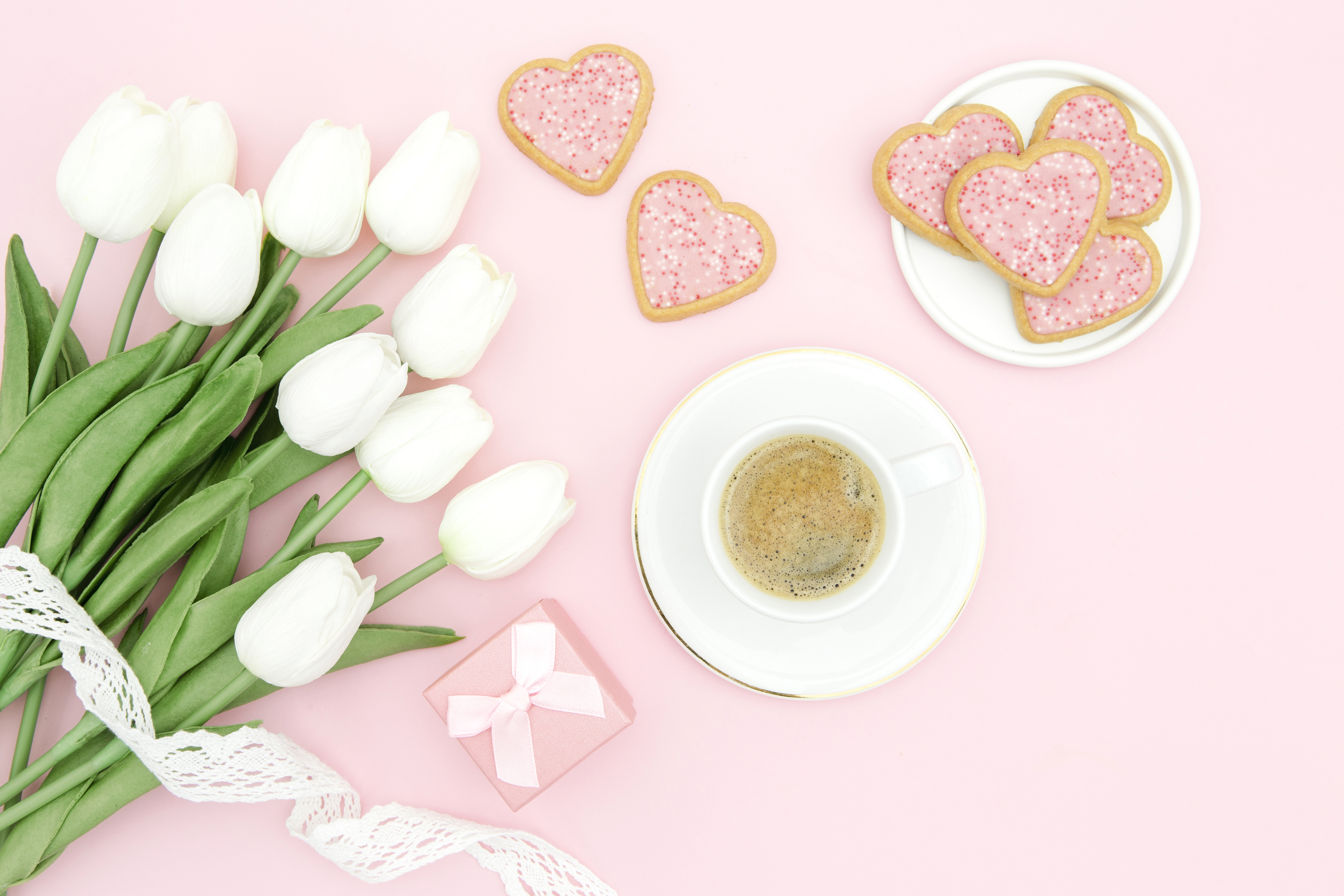 Tulipes et biscuits | Source : Pexels