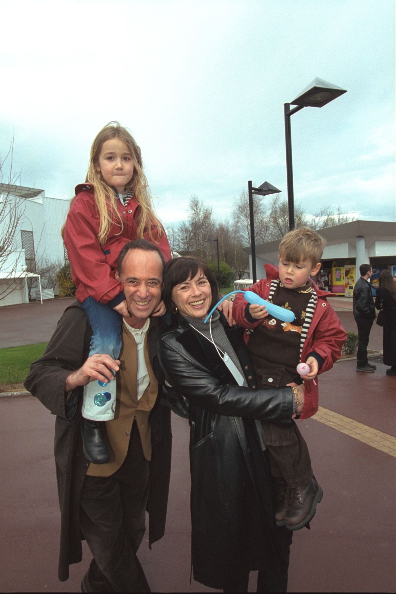 Sylvain Augier, son épouse Carol et leurs deux enfants. | Photo : Getty Images