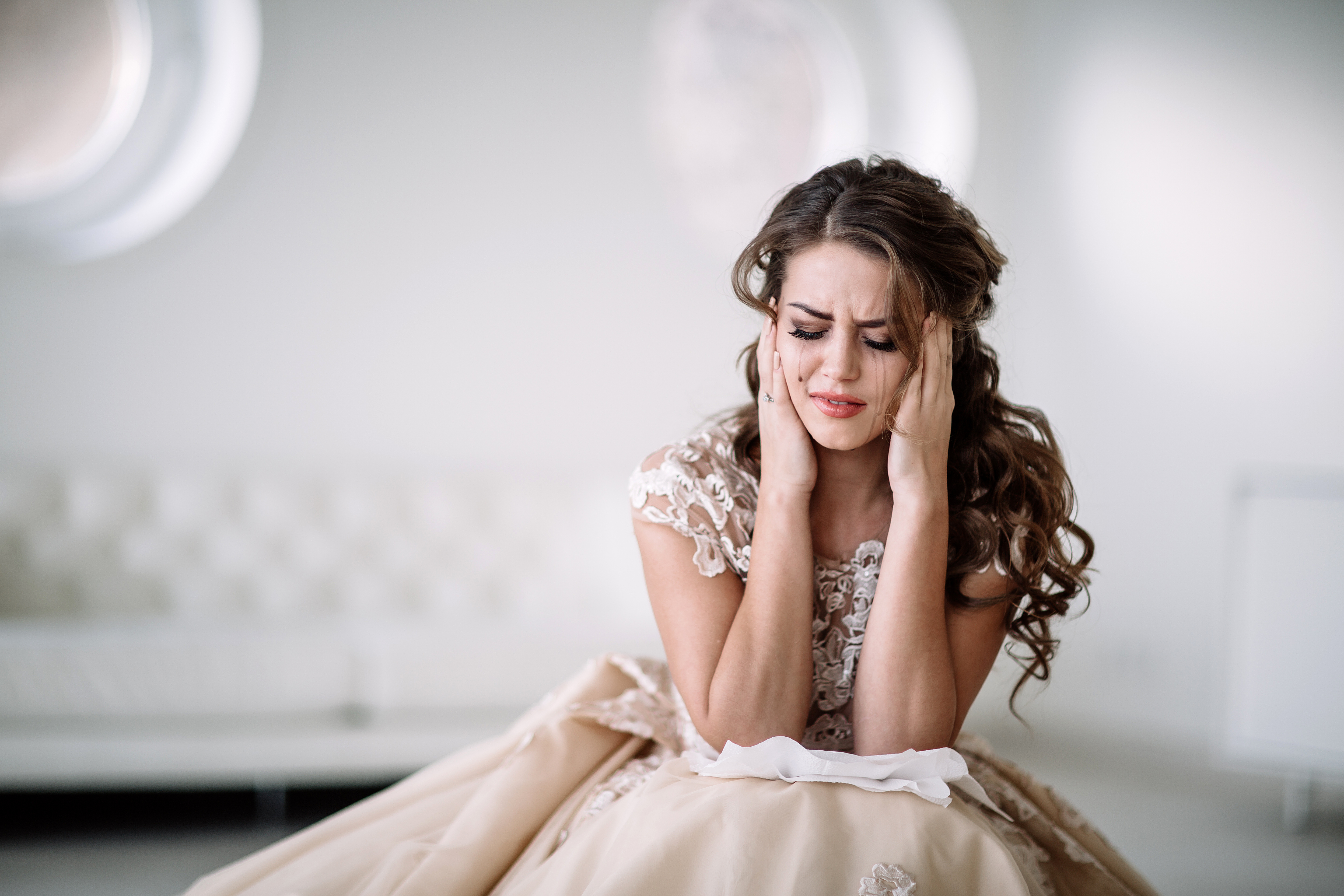 Uma noiva chorando |  Fonte: Shutterstock