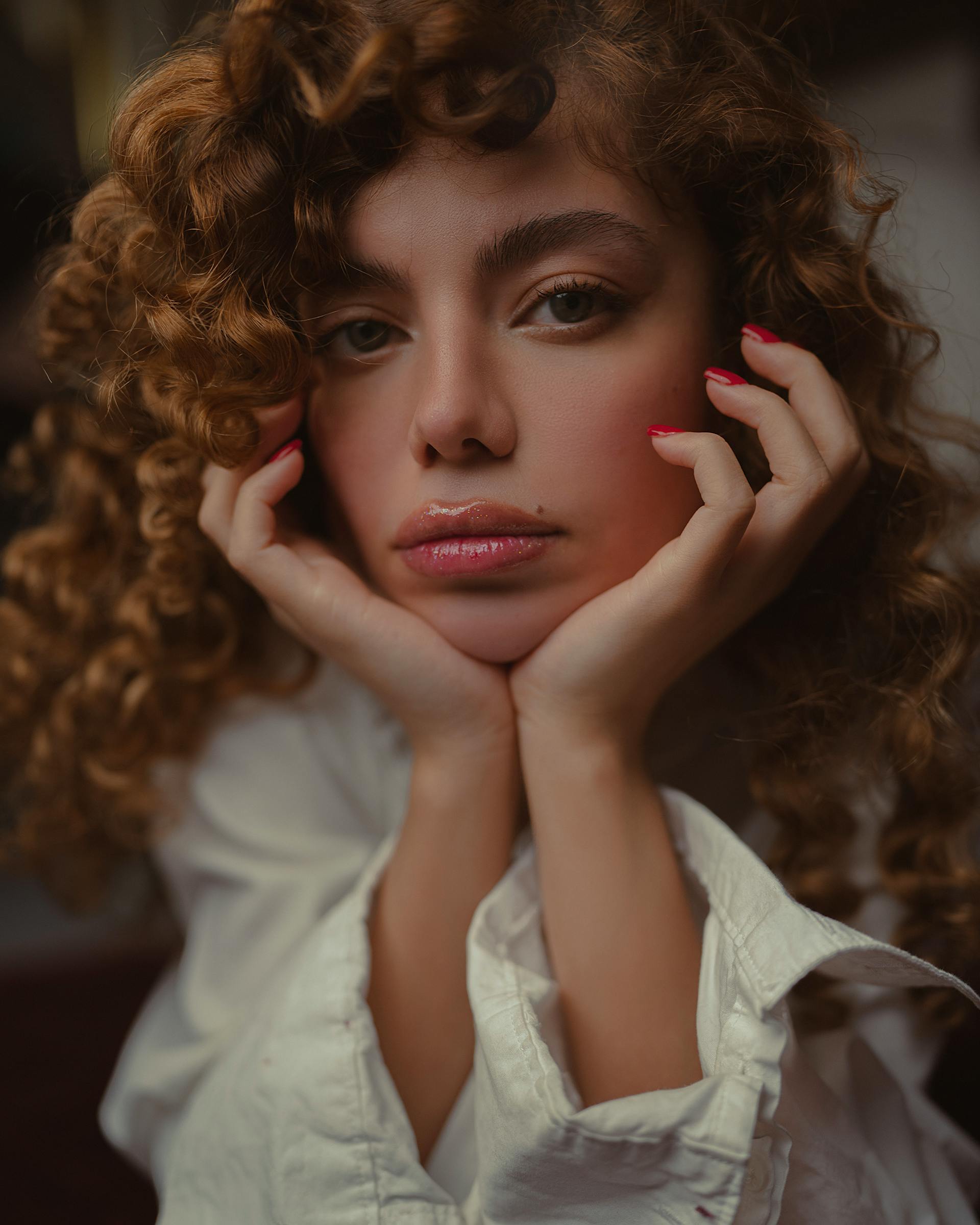Une femme reposant son menton dans ses mains | Source : Pexels
