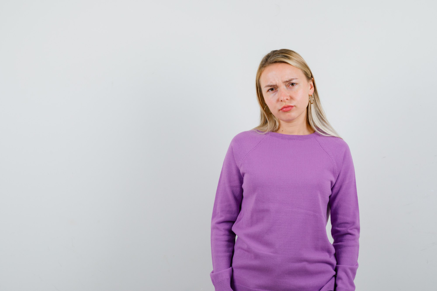 Une femme perdue dans ses pensées | Source : Freepik