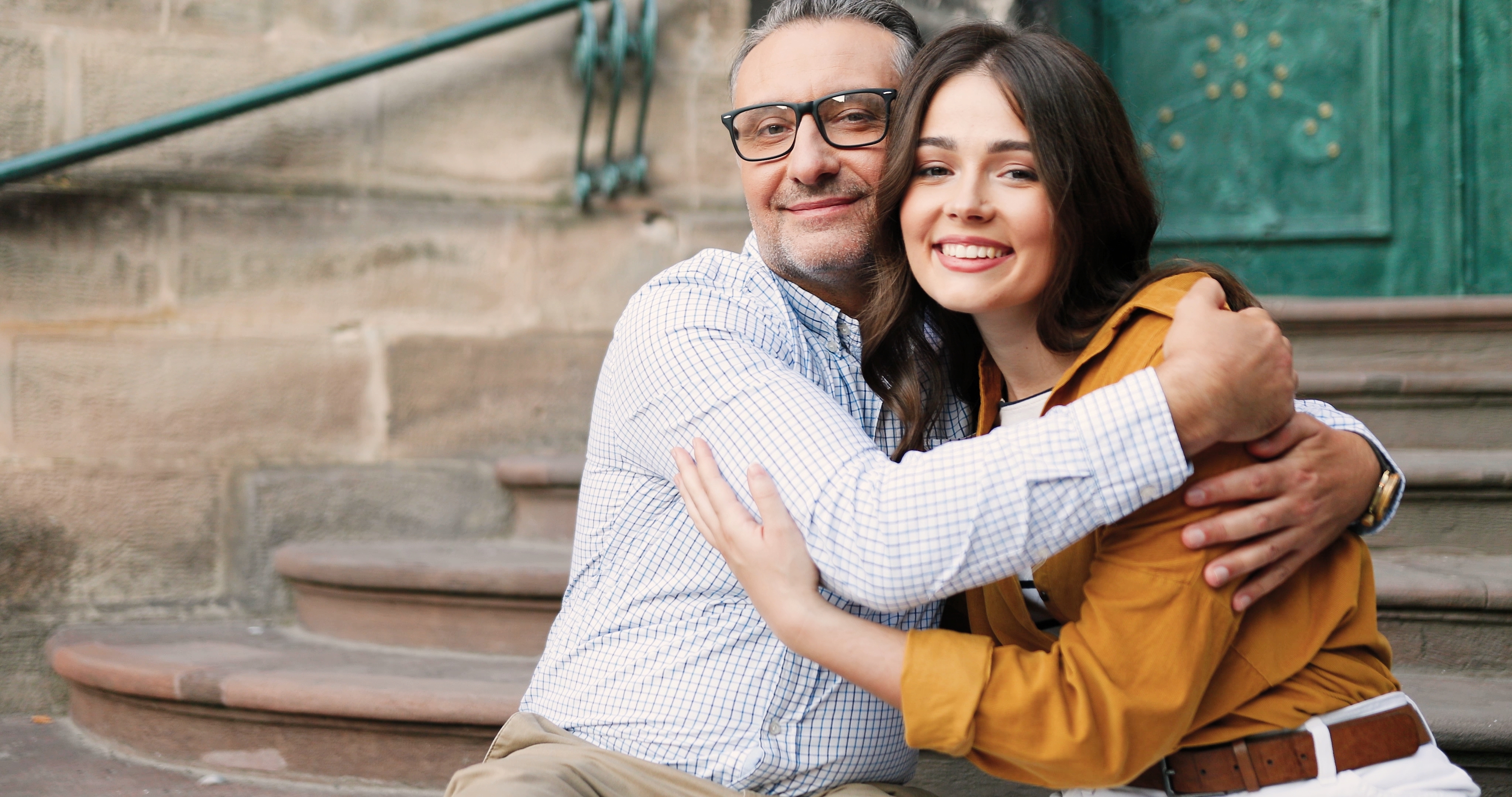 Un homme plus âgé et une femme plus jeune se serrent dans les bras. | Source : Shutterstock