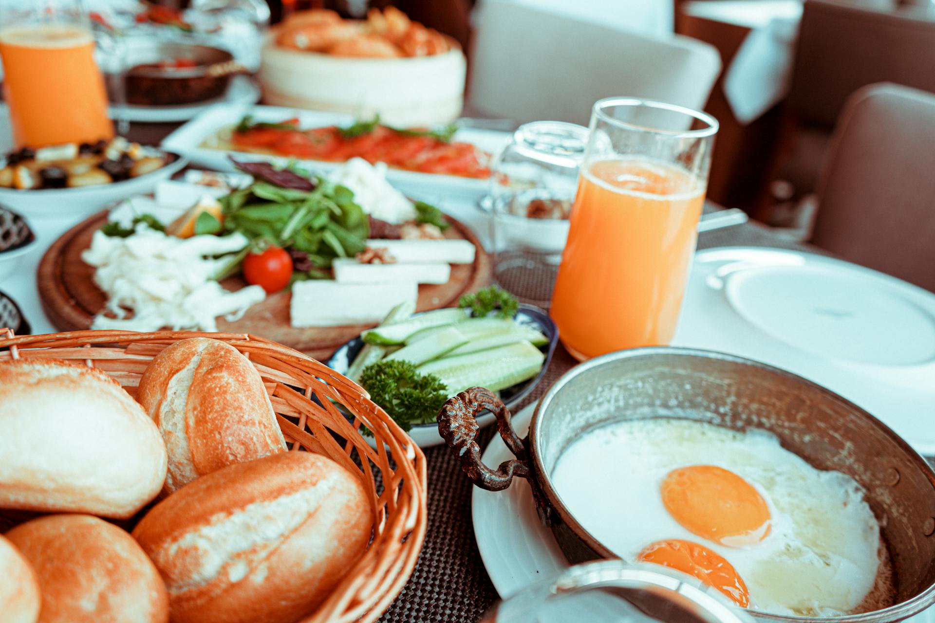 Petit déjeuner servi sur la table | Source : Pexels