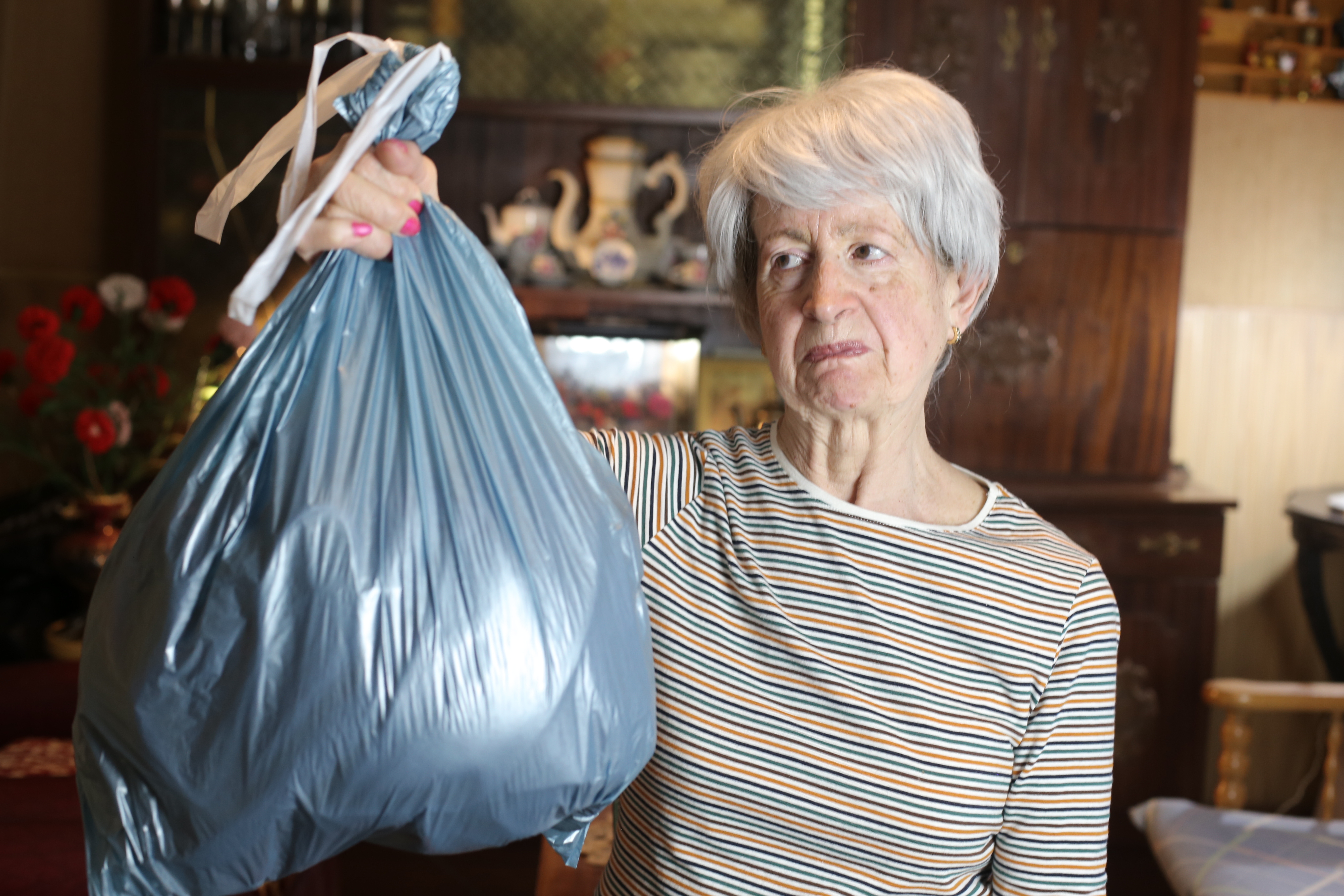 Femme âgée tenant un sac à ordures | Source : Getty Images