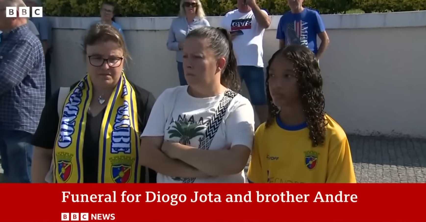Les personnes rassemblées à l'extérieur de l'église lors des funérailles de Diogo Jota et de son frère André Silva | Source : YouTube/bbcnews