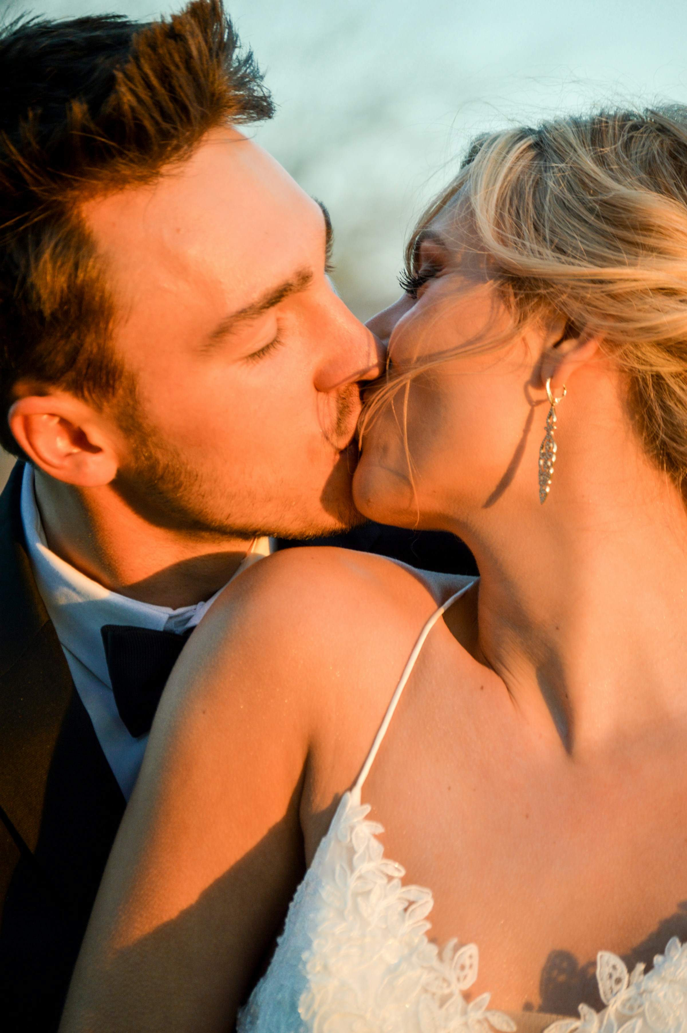 Une mariée et un marié qui s'embrassent | Source : Unsplash