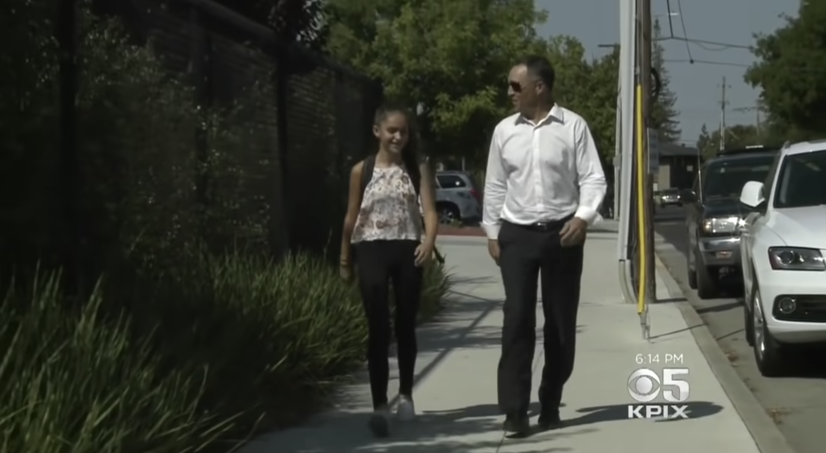 Demetra Alarcon, 13 ans, marchant vers l'école avec son père, Tony Alarcon, comme on le voit dans une vidéo datée du 13 septembre 2017 | Source : youtube.com/cbssf.