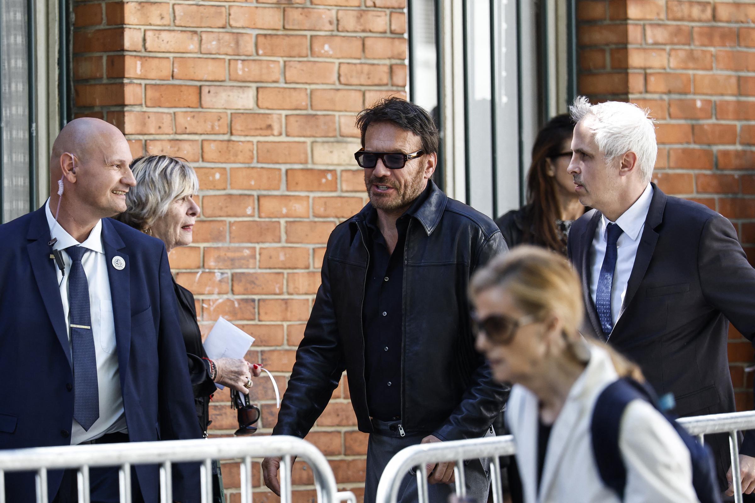 L'acteur français Samuel Le Bihan arrive pour la cérémonie funéraire de l'actrice française Nadia Fares à l'église Saint-Jean-de-Montmartre à Paris, le 24 avril 2026. Nadia Fares est décédée le 17 avril 2026, à l'âge de 57 ans, après avoir été retrouvée inconsciente dans une piscine à Paris et avoir passé plusieurs jours dans le coma I Source : Getty Images