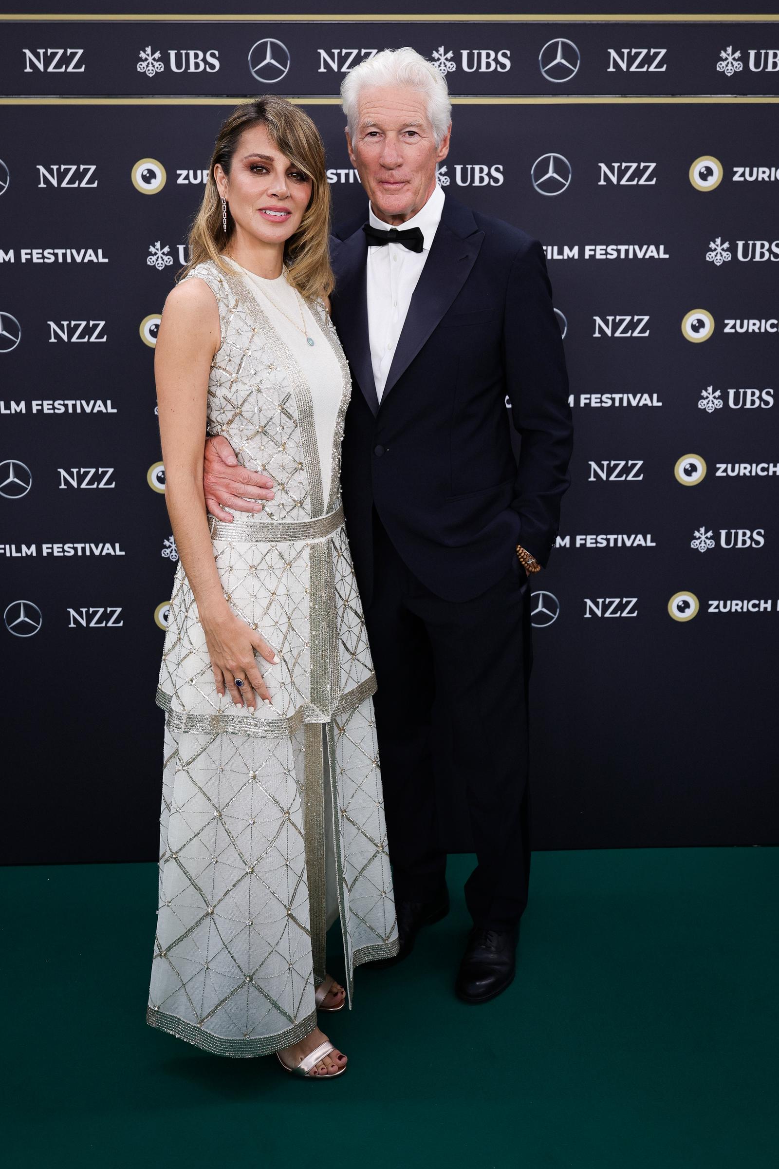 Alejandra Silva et Richard Gere à la première de "Wisdom of Happiness" lors du 20e festival du film de Zurich au Corso à Zurich, en Suisse, le 8 octobre 2024 | Source : Getty Images