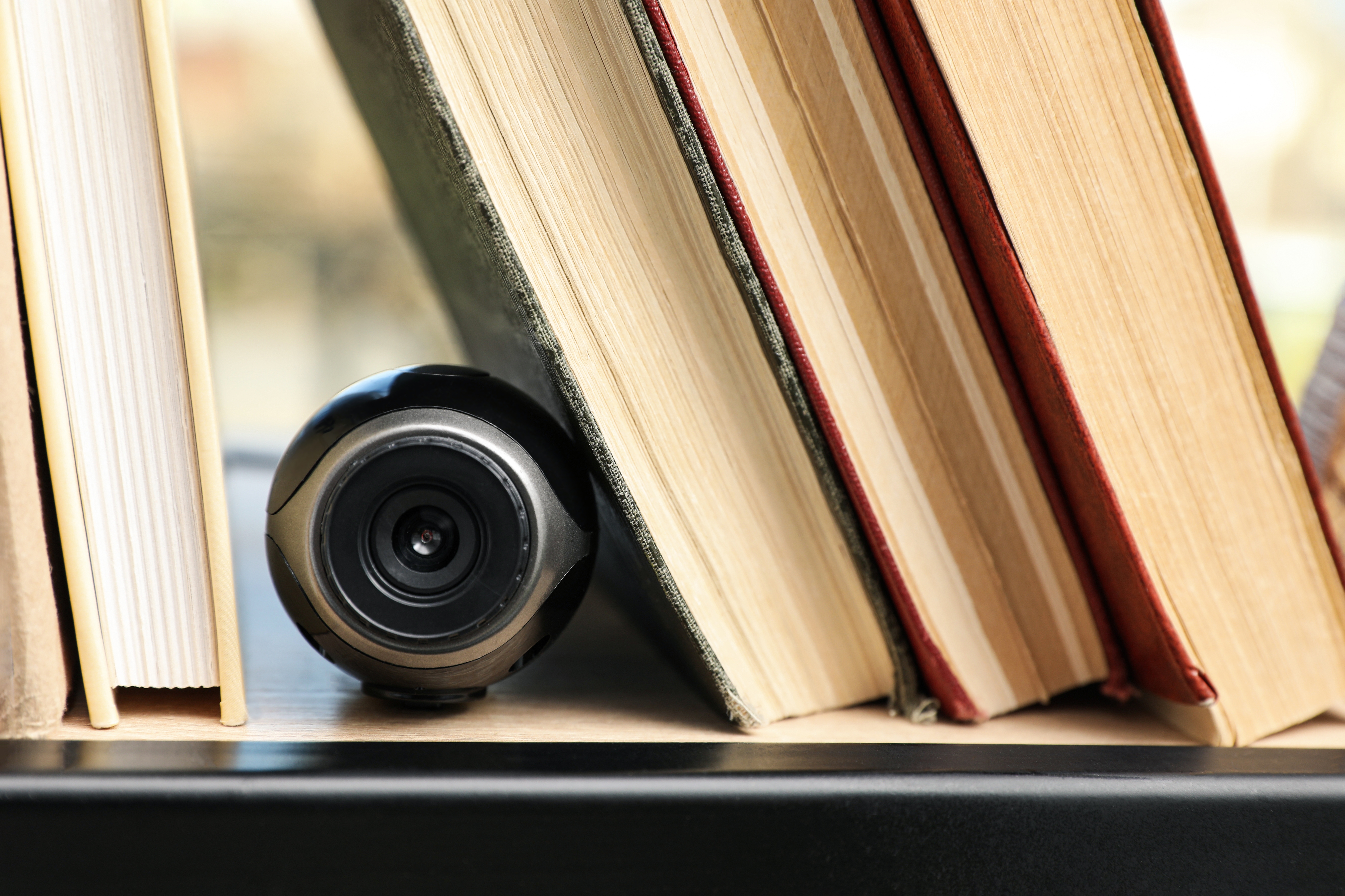 Une caméra cachée parmi des livres | Source : Shutterstock