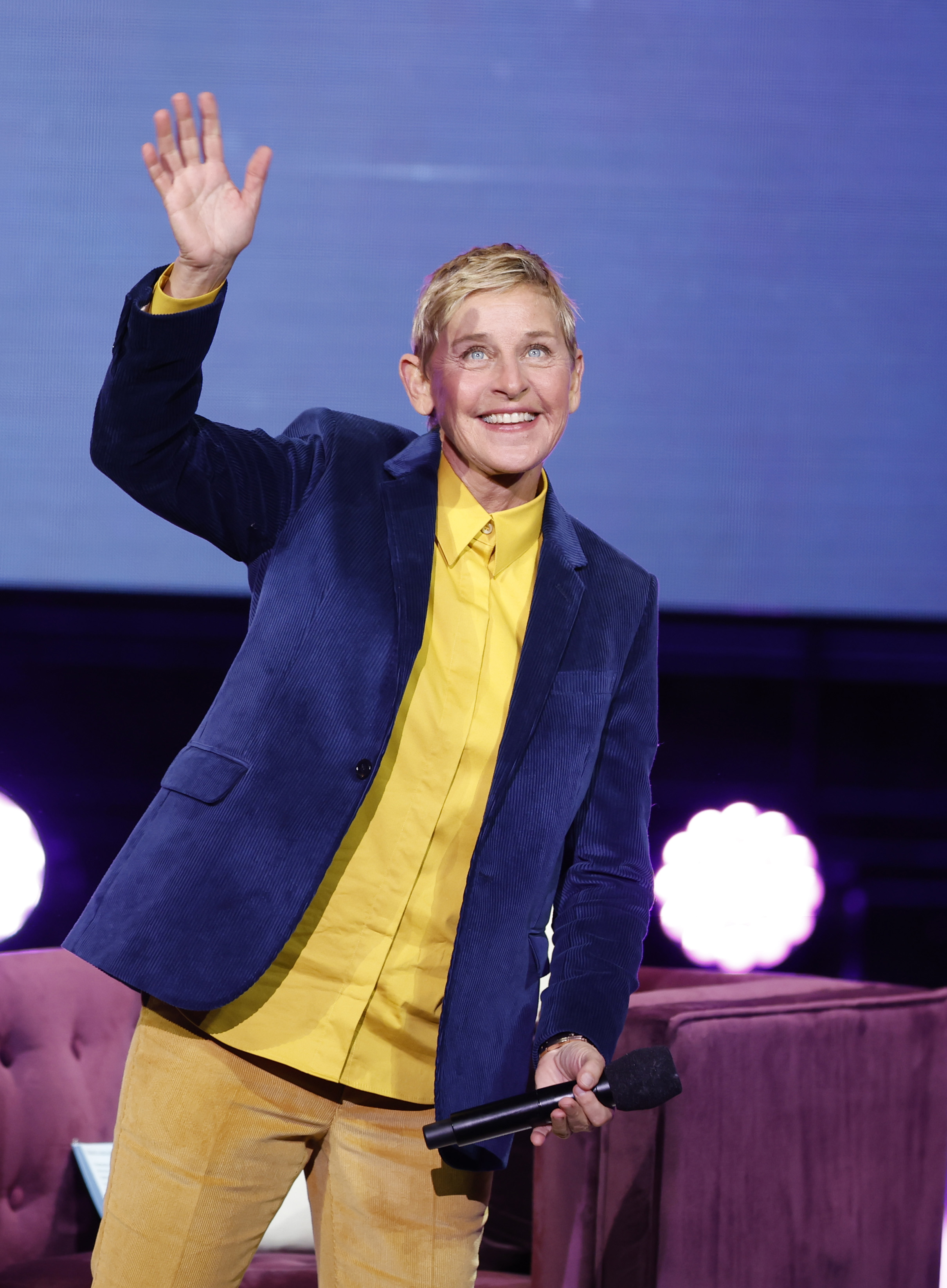 Ellen DeGeneres entre sur scène lors de la tournée Michelle Obama : The Light We Carry Tour au Warner Theatre de Washington, DC, le 15 novembre 2022. | Source : Getty Images