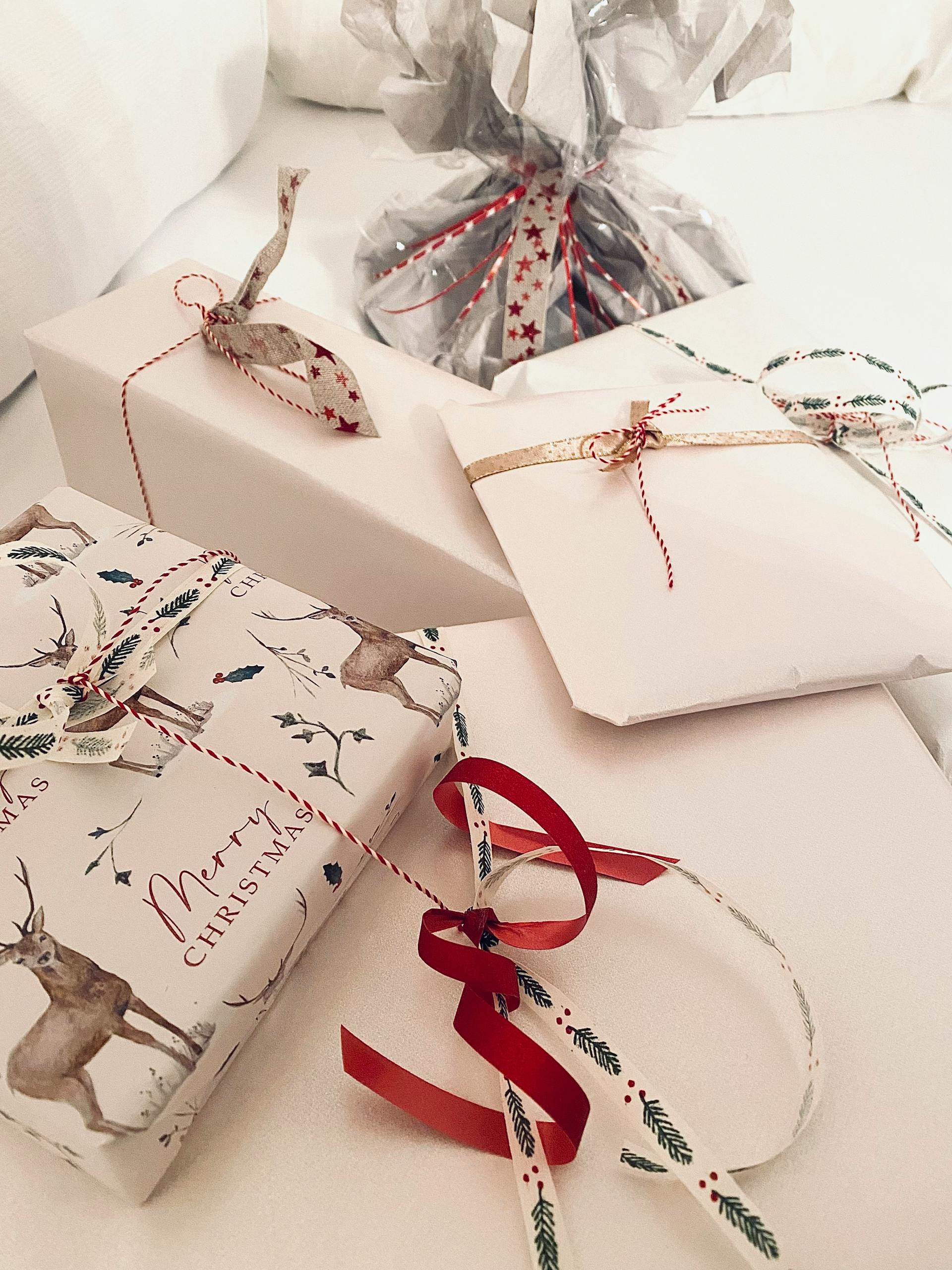 Des cadeaux de Noël joliment emballés avec des rubans festifs | Source : Pexels