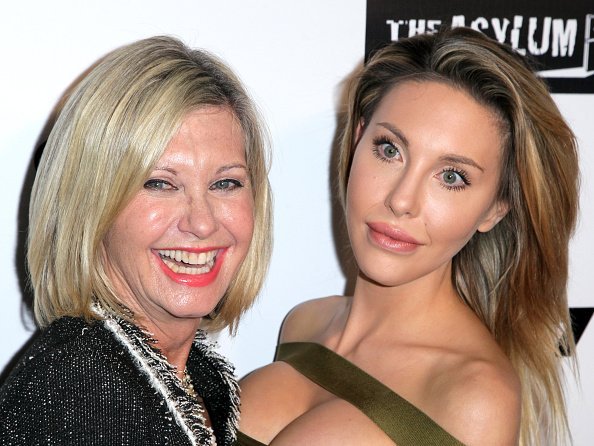 La chanteuse Olivia Newton-John et sa fille Chloe Lattanzi sur le tapis rouge de la première de "Dead 7" de Syfy à Harmony Gold le 1 avril 2016 à Los Angeles, Californie | Photo: Getty Image