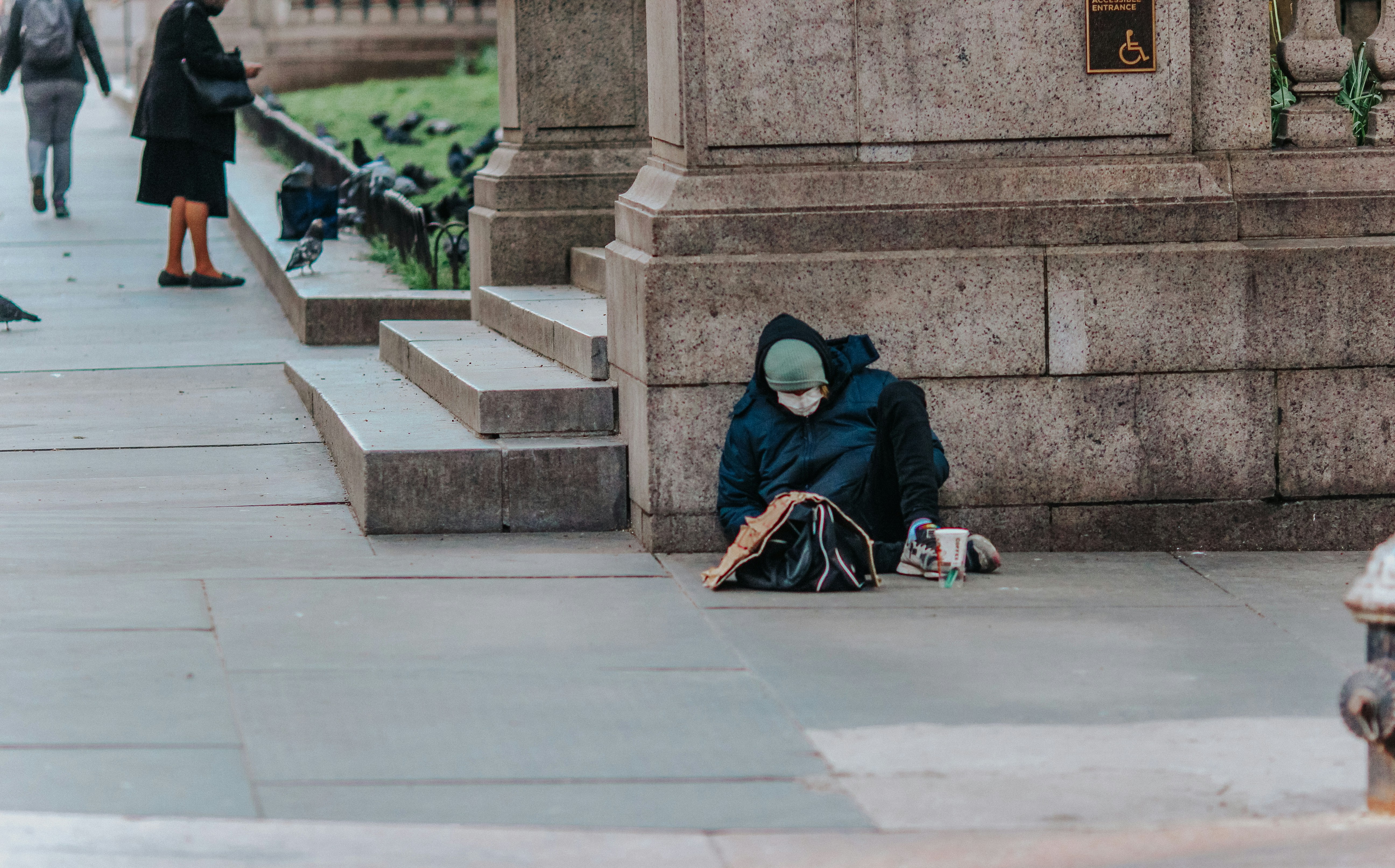 Un sans-abri dans la rue | Source : Unsplash