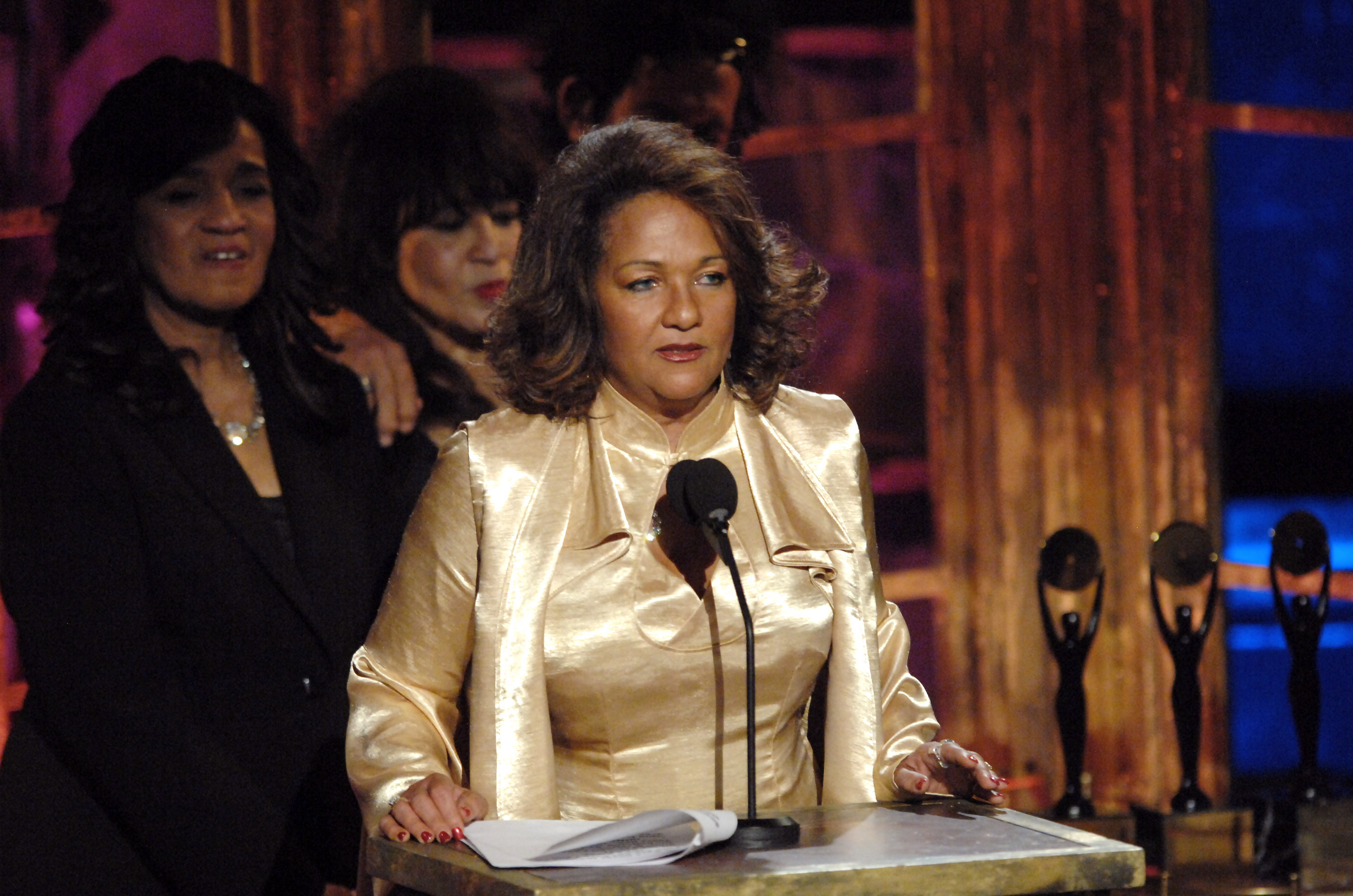 Estelle Bennett, Ronnie Spector et Nedra Talley, membres du groupe The Ronettes et intronisées au Rock and Roll Hall of Fame, photographiées le 12 mars 2007 | Source : Getty Images
