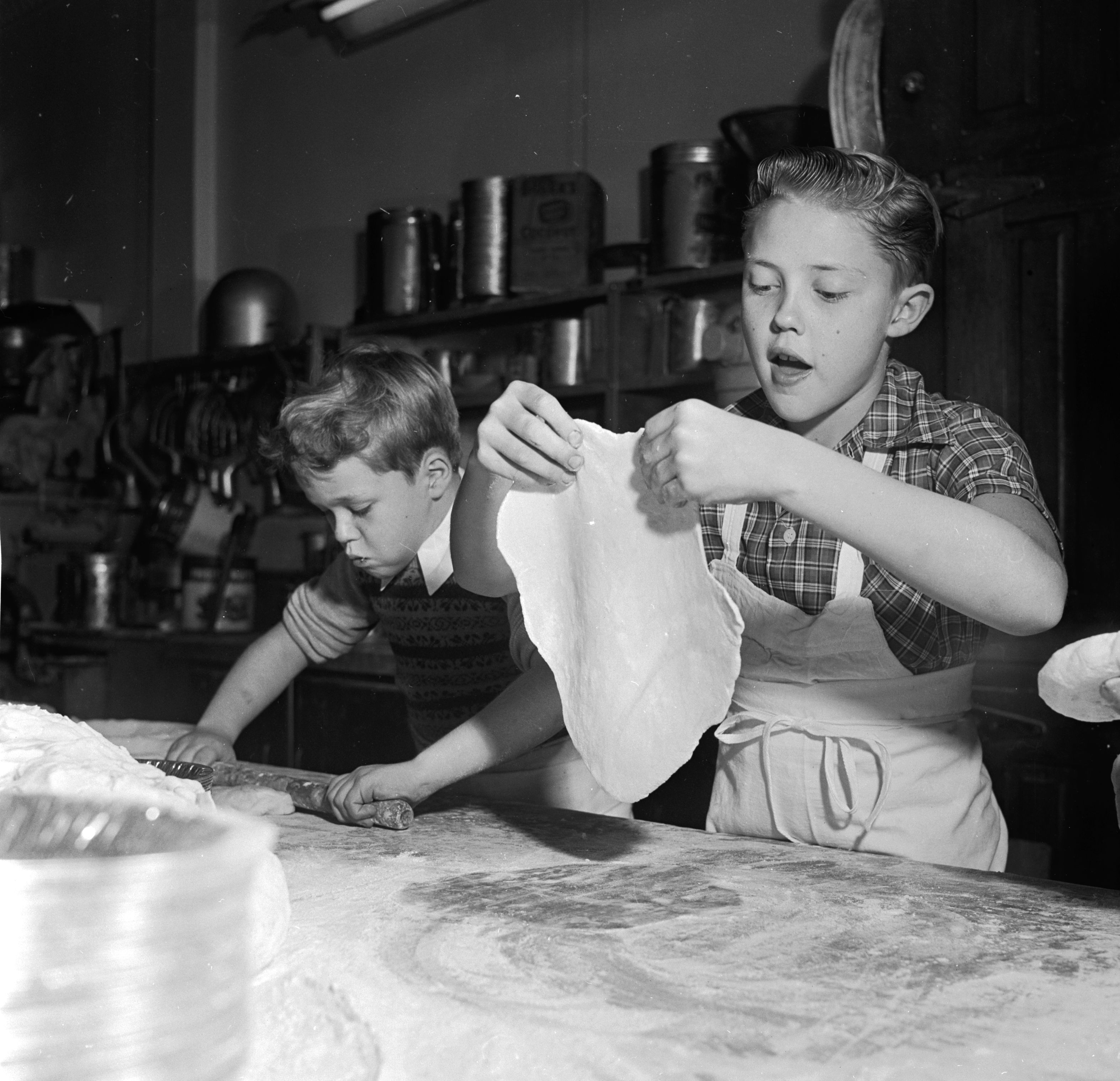 Glenn et Christopher Walken roulent la pâte dans la boulangerie de leur père en 1955 | Source : Getty Images