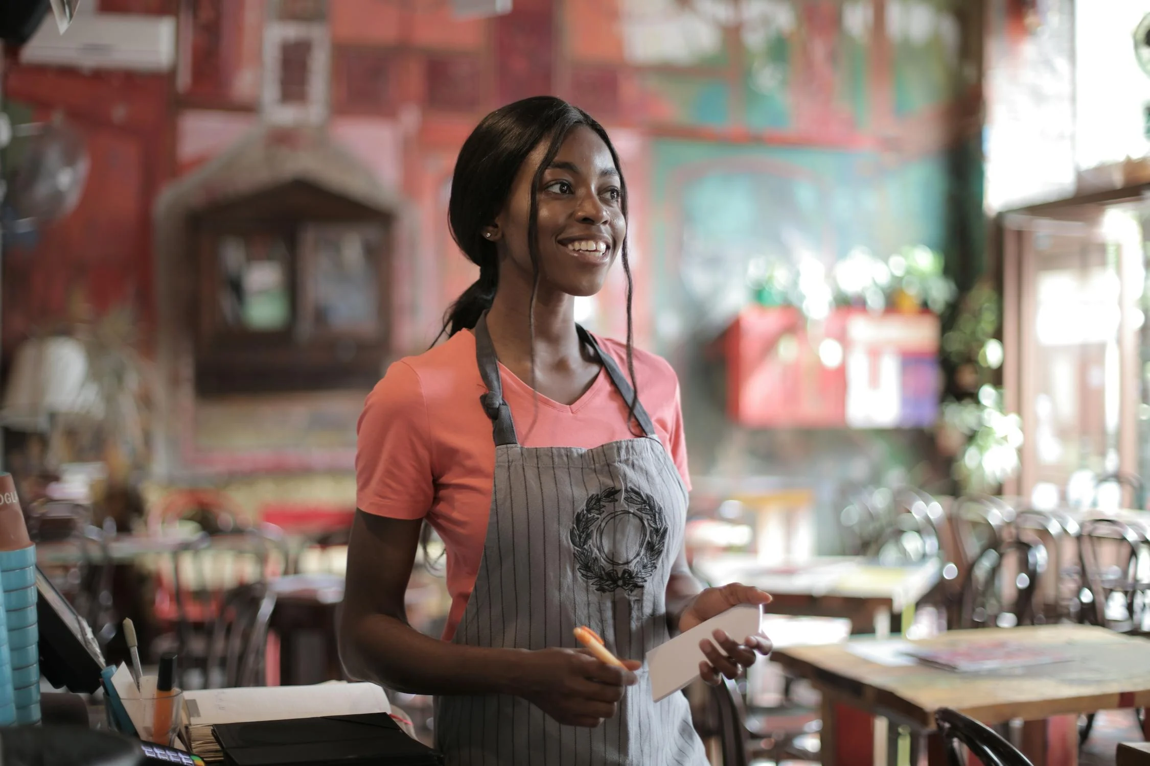 Une serveuse souriante dans un pub | Source : Pexels