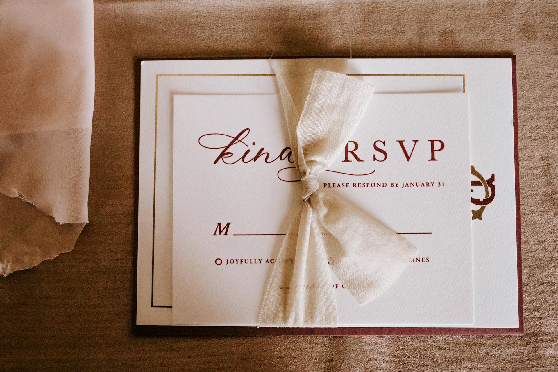Une invitation de mariage et une carte RSVP | Source : Pexels