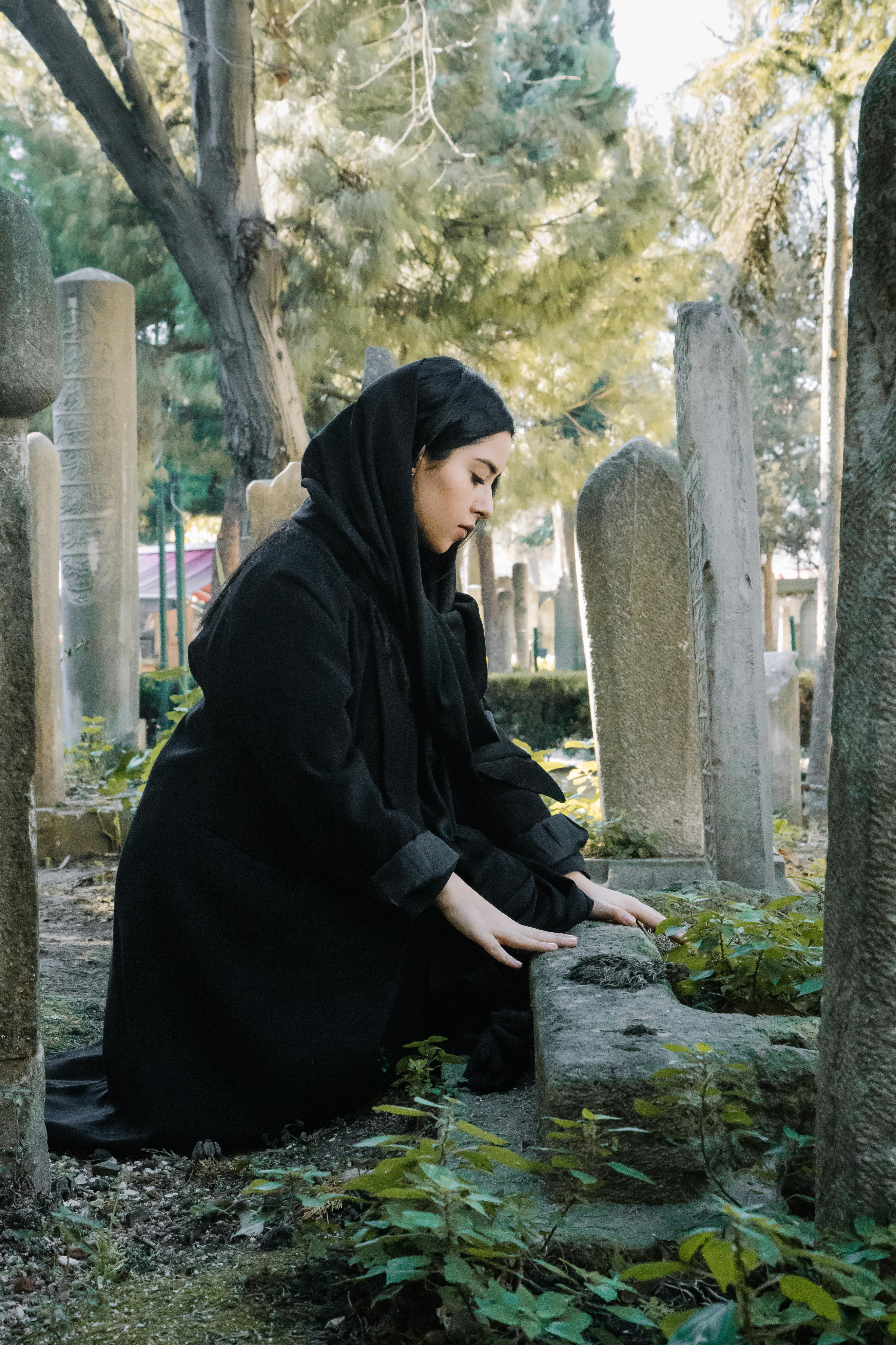 Une femme triste dans un cimetière | Source : Pexels