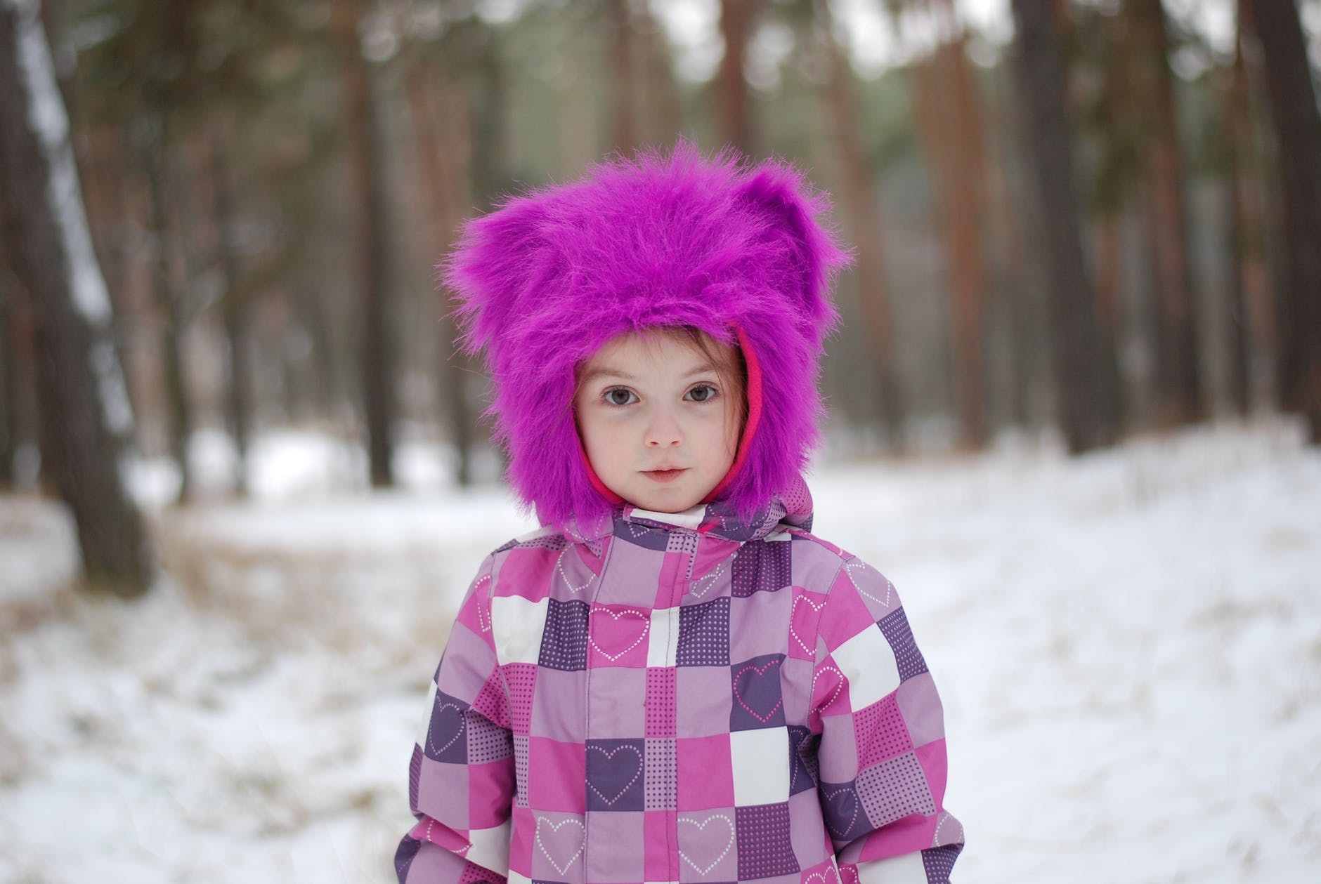 Une petite fille est sortie de la cabane. | Source : Pexels