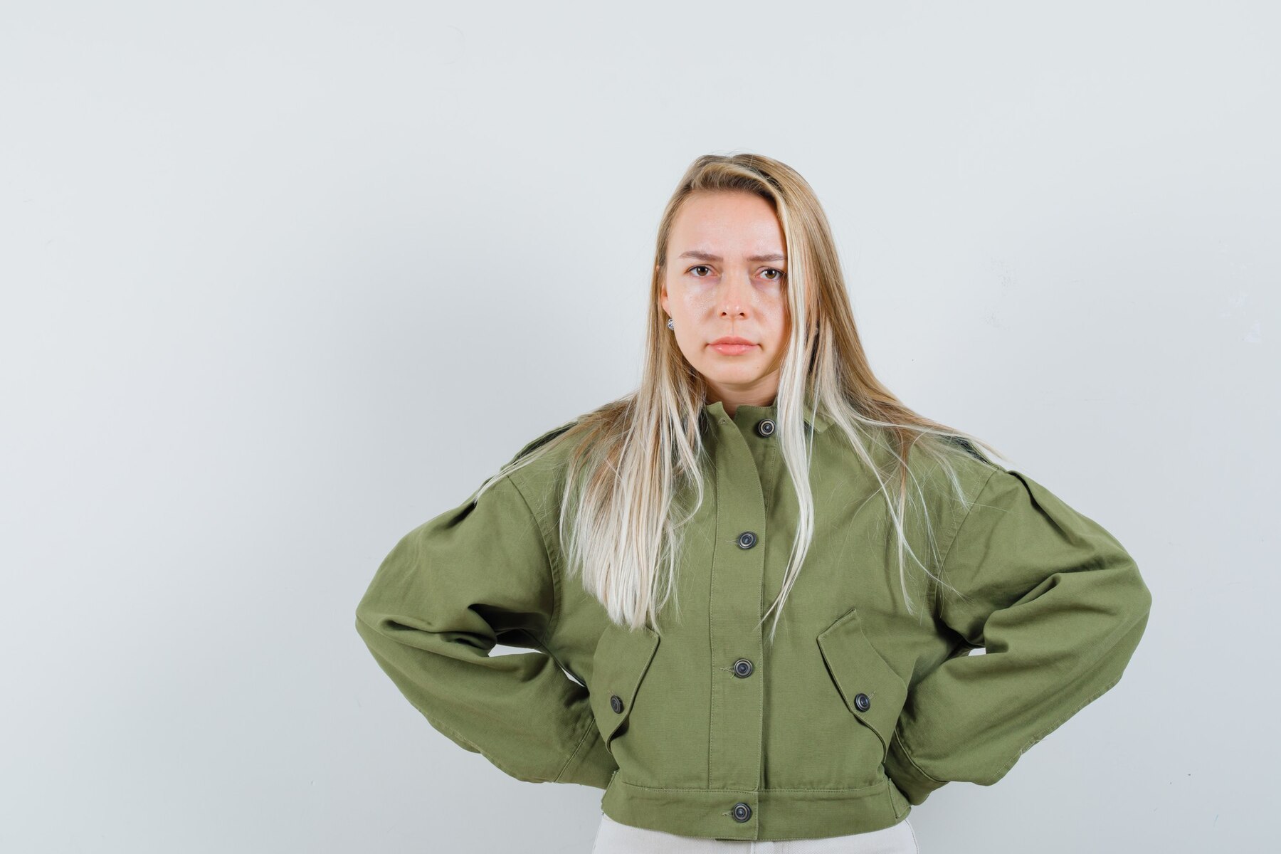 Une femme en colère avec les mains sur les hanches | Source : Freepik