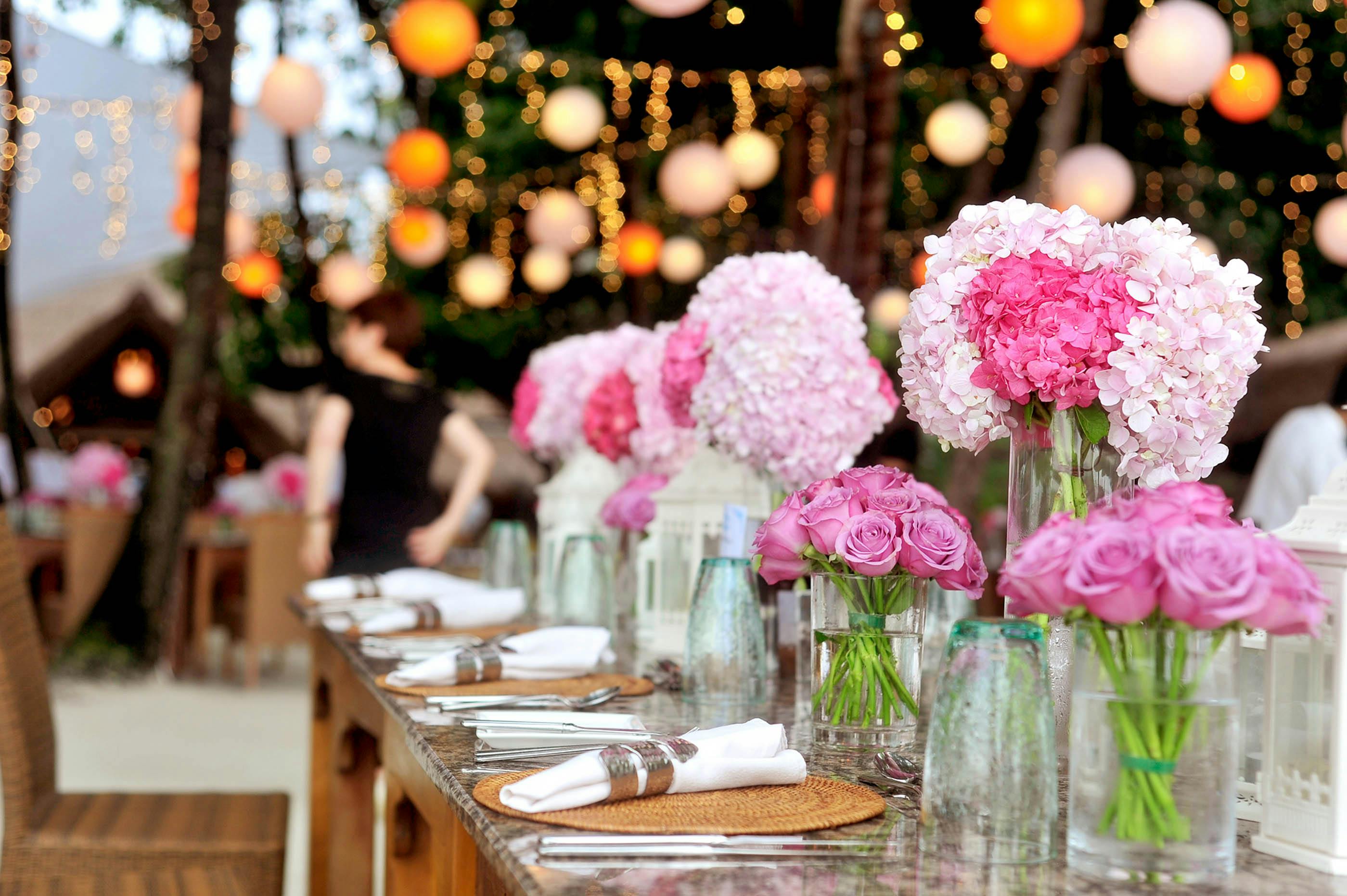 Un lieu décoré de fleurs et de tables | Source : Pexels