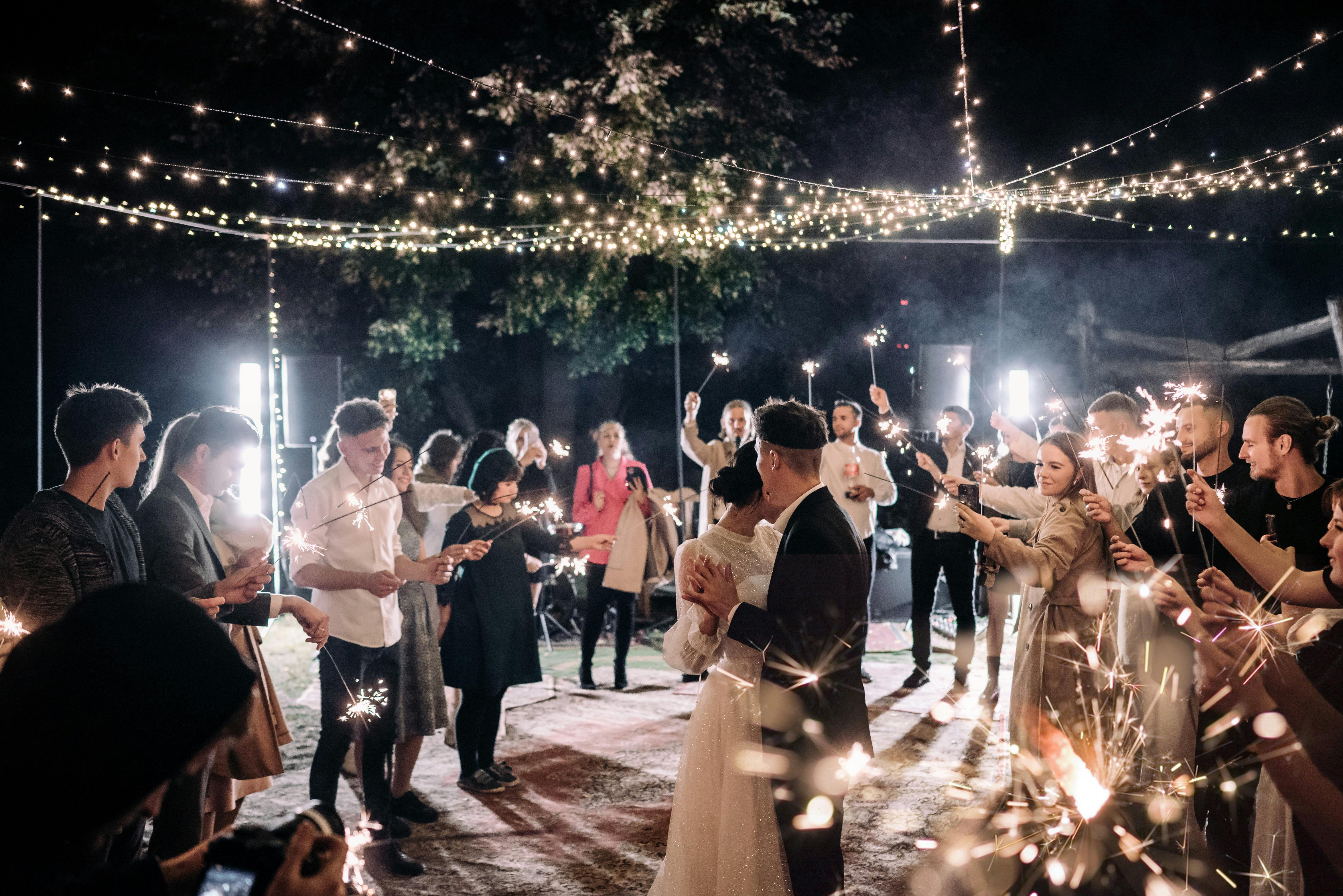 Les invités du mariage dansent jusqu'au bout de la nuit avec les mariés | Source : Pexels