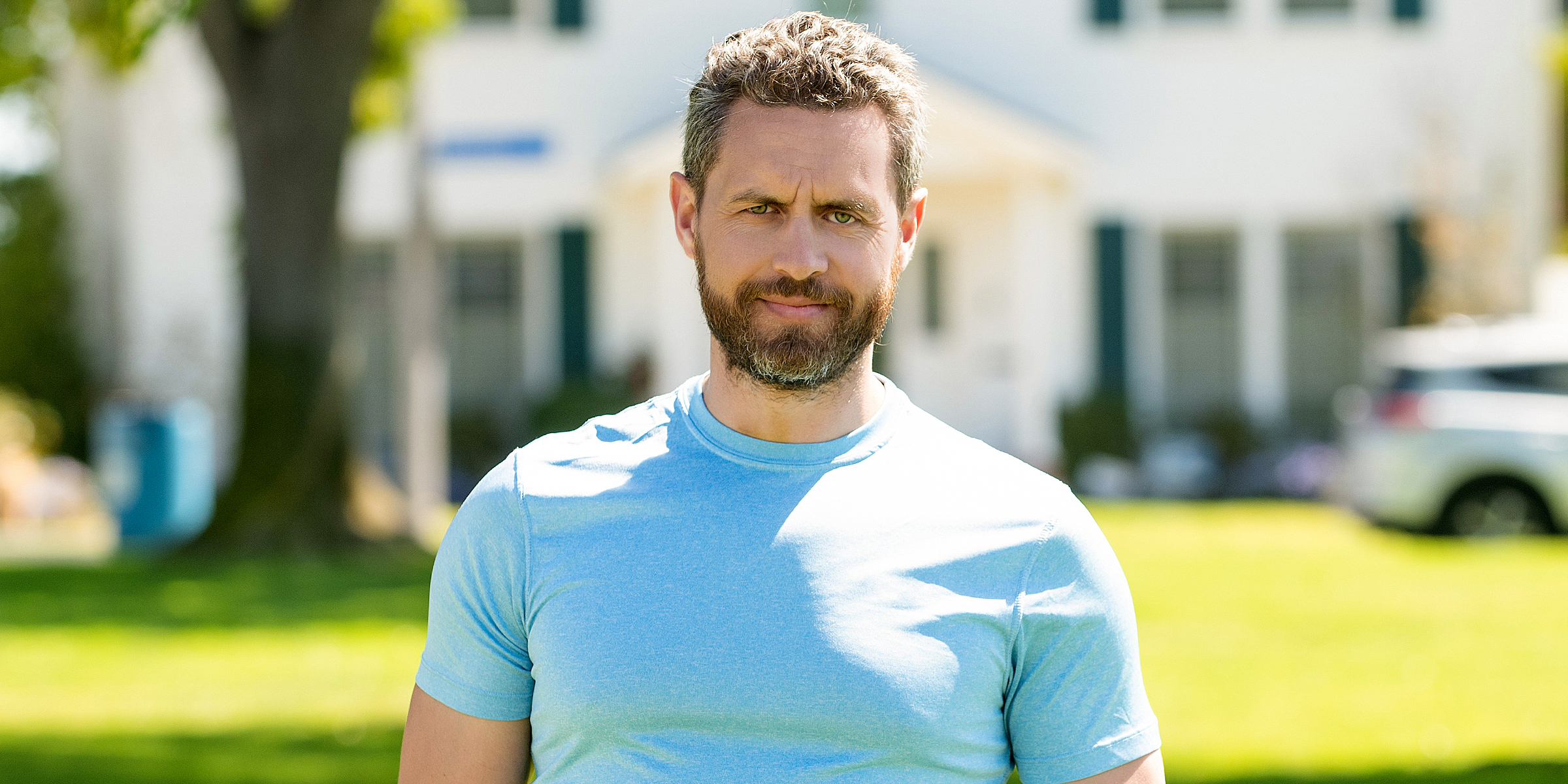 Un homme debout devant une maison | Source : Shutterstock