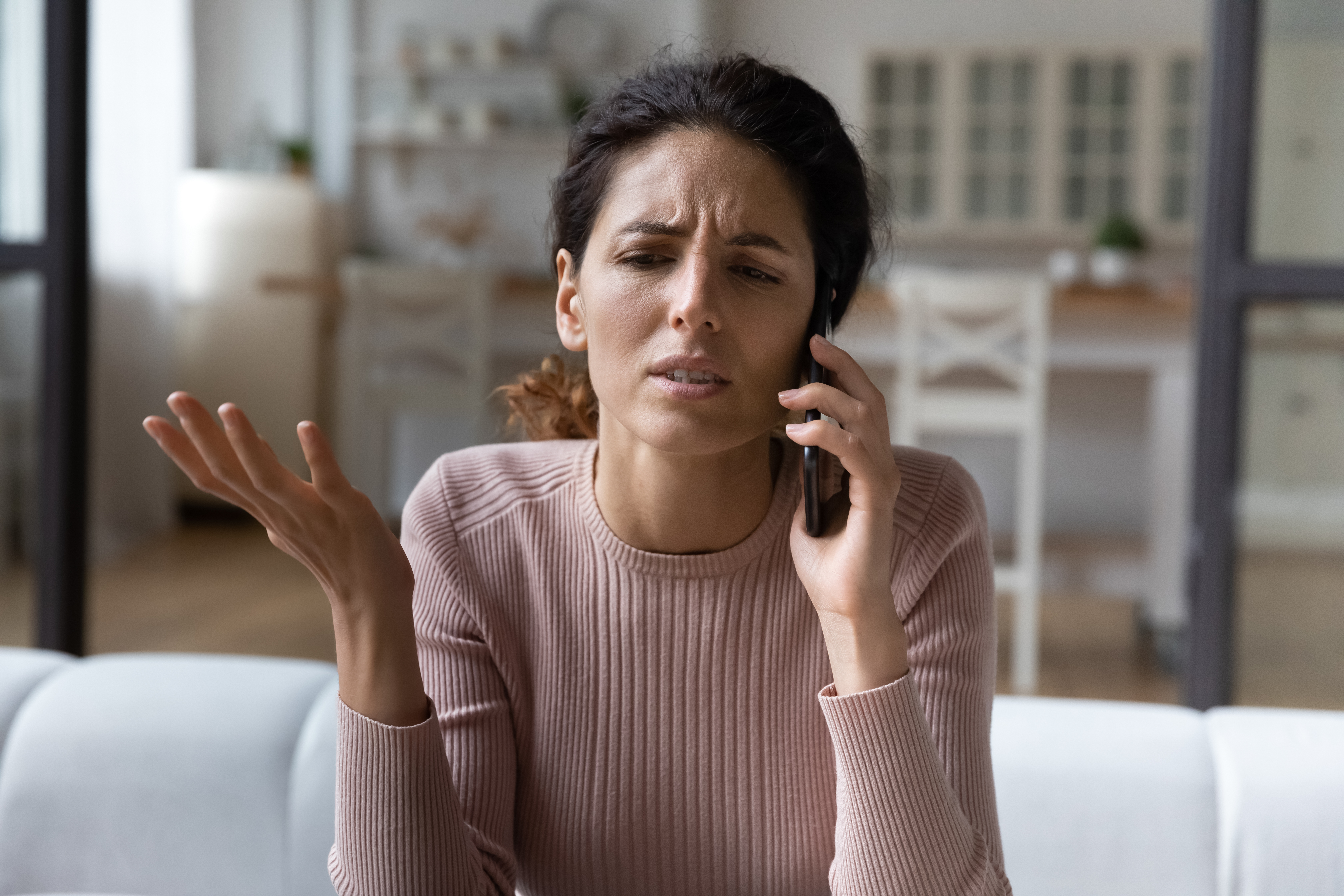 Femme contrariée parlant au téléphone | Source : Shutterstock