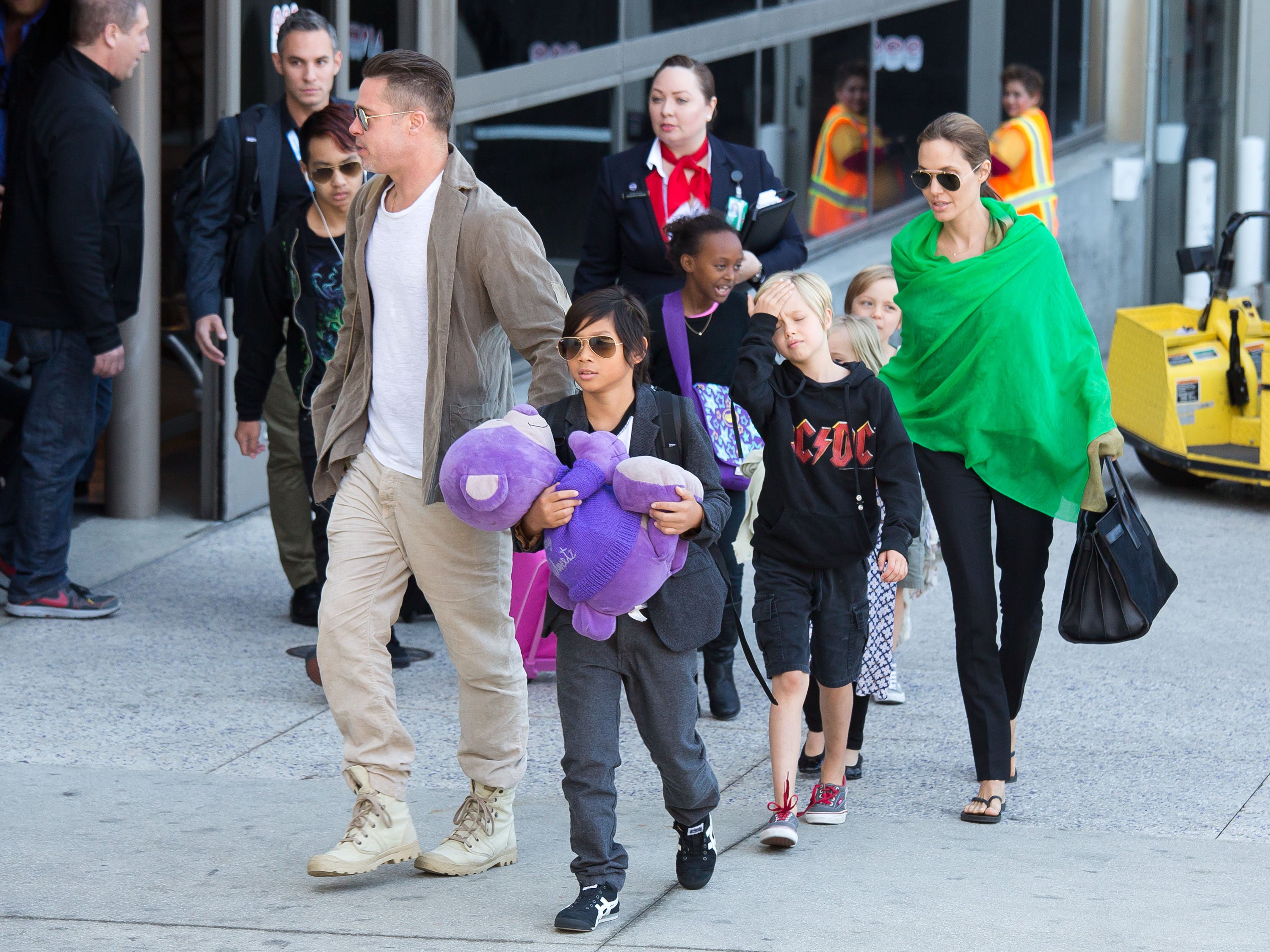 Brad Pitt et Angelina Jolie après avoir atterri à l'aéroport international de Los Angeles avec Pax, Maddox, Shiloh, Zahara, Vivienne et Knox Jolie-Pitt, le 5 février 2014, en Californie. | Source : Getty Images