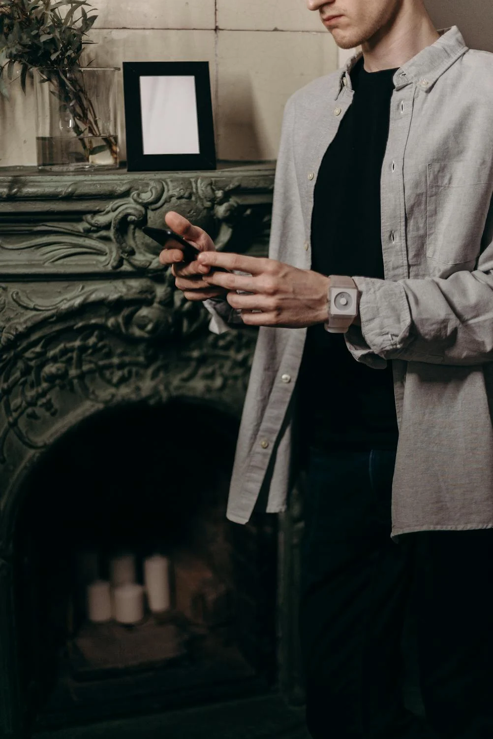 A man on his phone in his living room | Source: Pexels