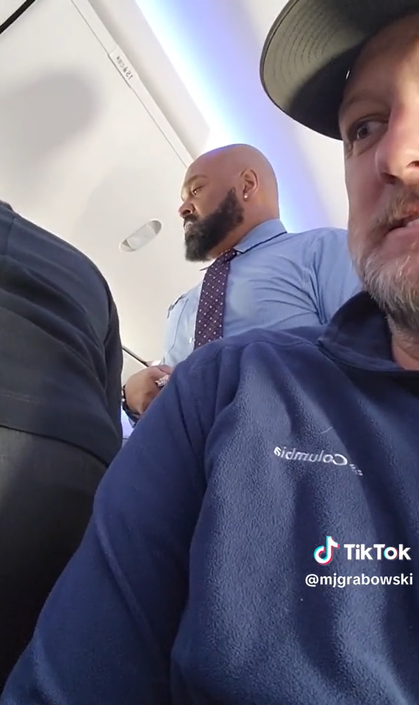 Un homme s'amuse à enregistrer un passager irrité qui se plaint des pleurs d'un bébé à bord d’un vol de Southwest Airlines, tandis que le personnel de bord tente de le calmer | Source : TikTok/mjgrabowski