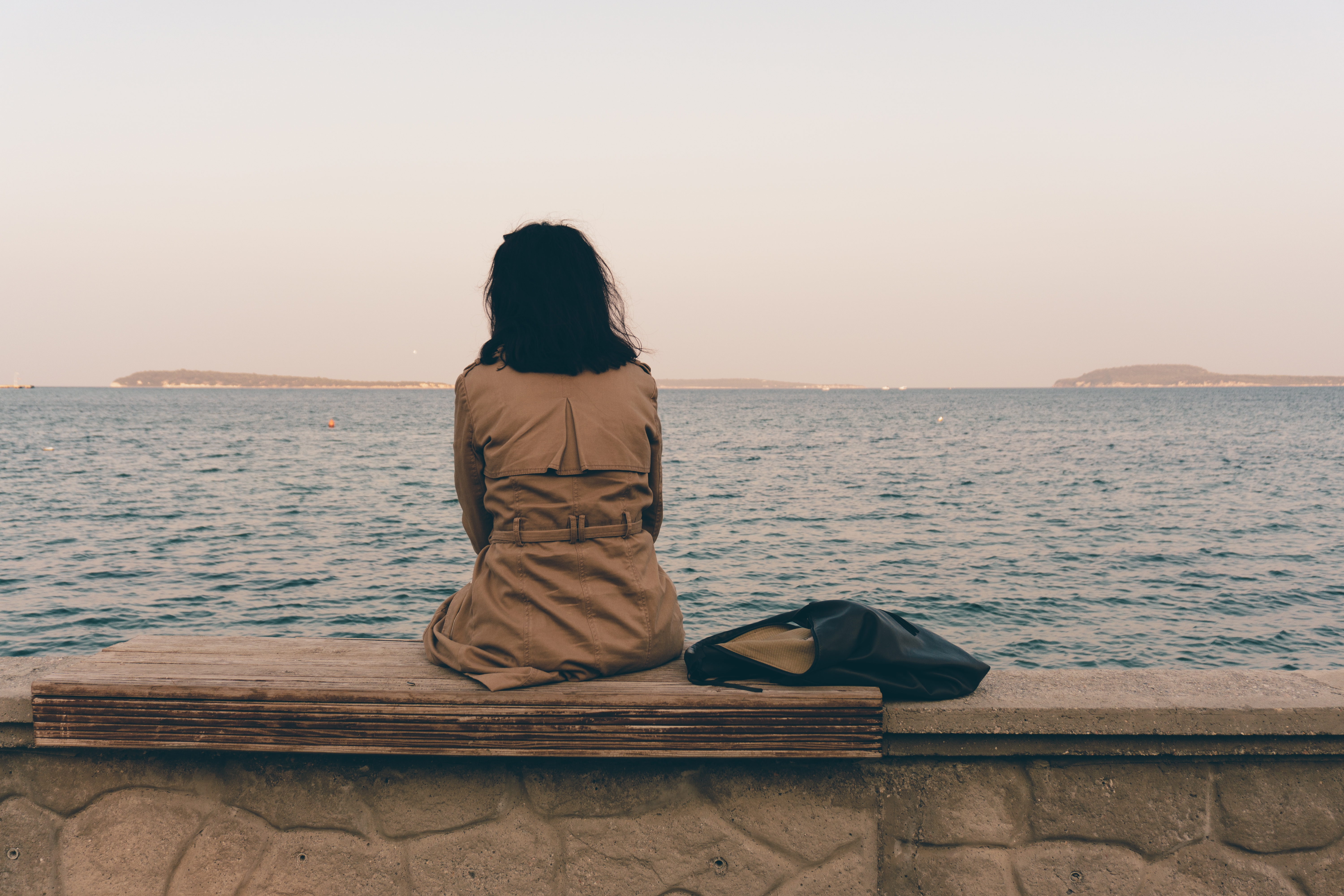 Mujer en un muelle | Fuente: Shutterstock