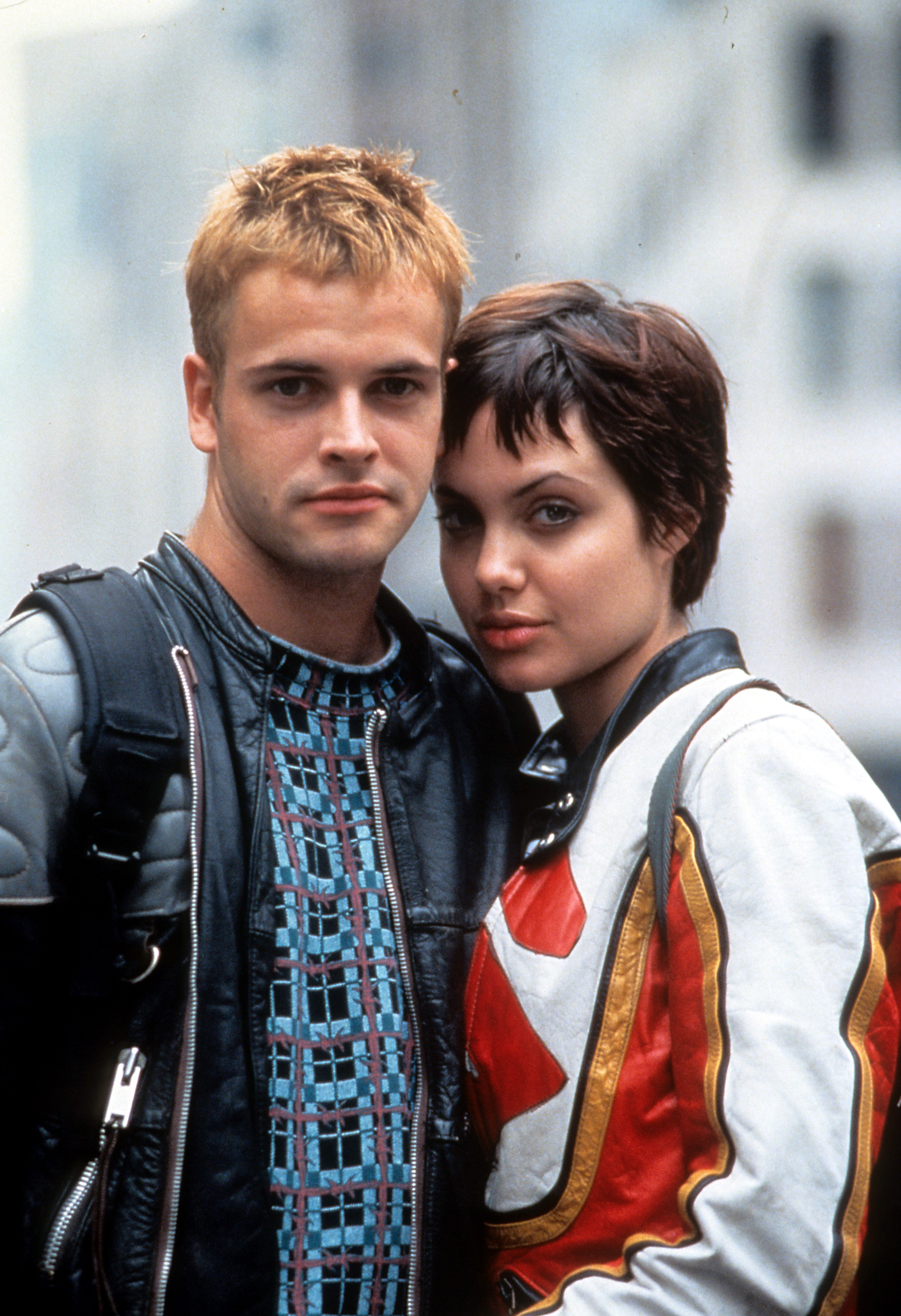 Jonny Lee Miller et Angelina Jolie dans le film culte de 1995 "Hackers". | Source : Getty Images