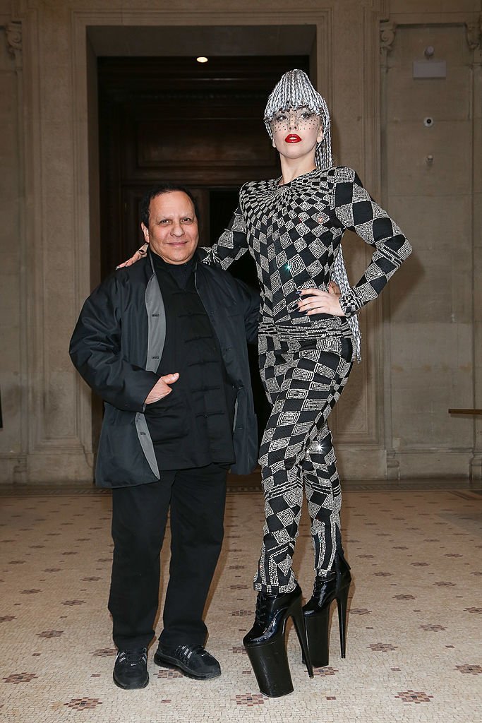 Lady Gaga pose avec le designer Azzedine Alaia au Musée Galliera le 20 janvier 2014 à Paris, France | Source : Getty Images.