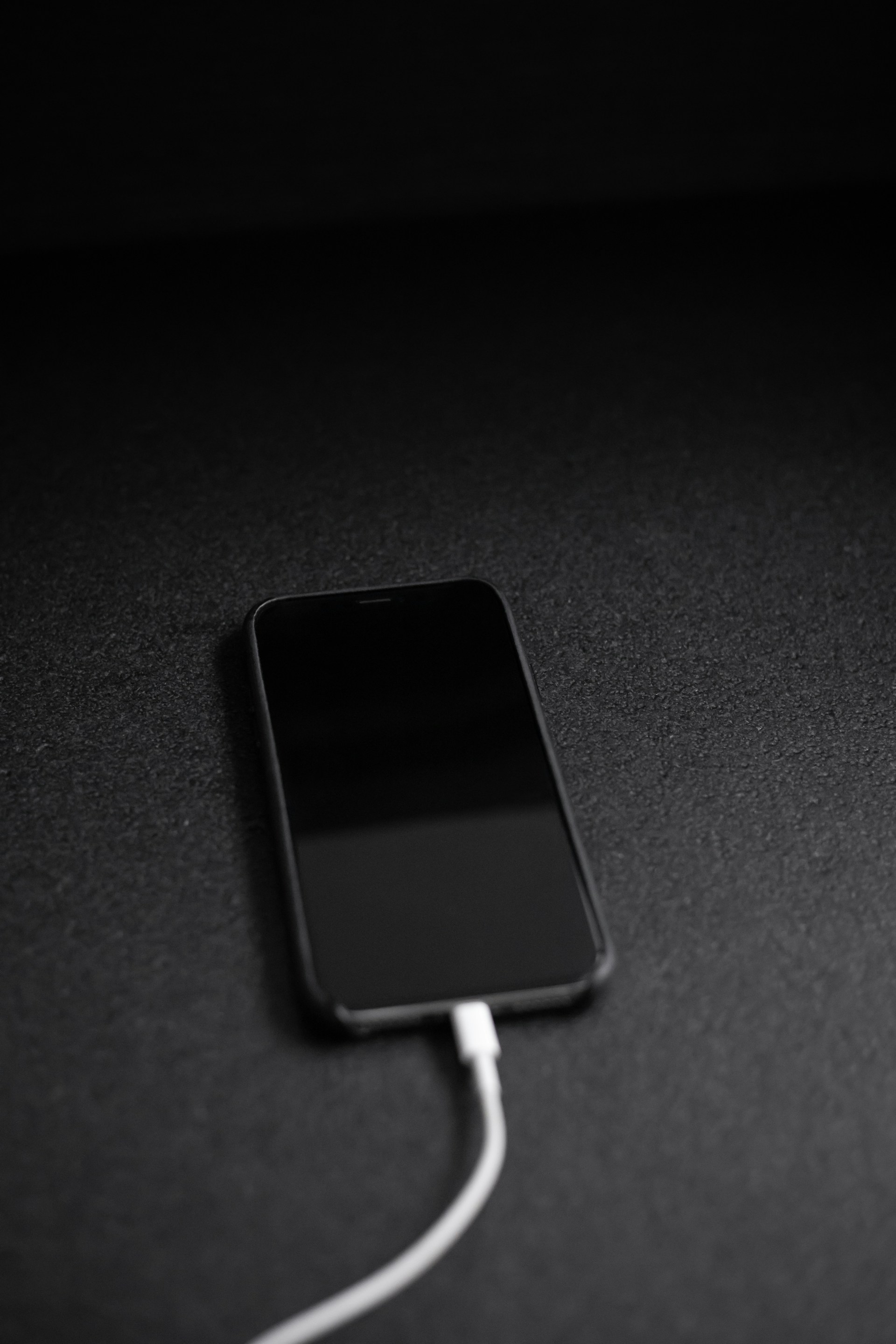 Un téléphone branché sur le chargeur | Source : Unsplash
