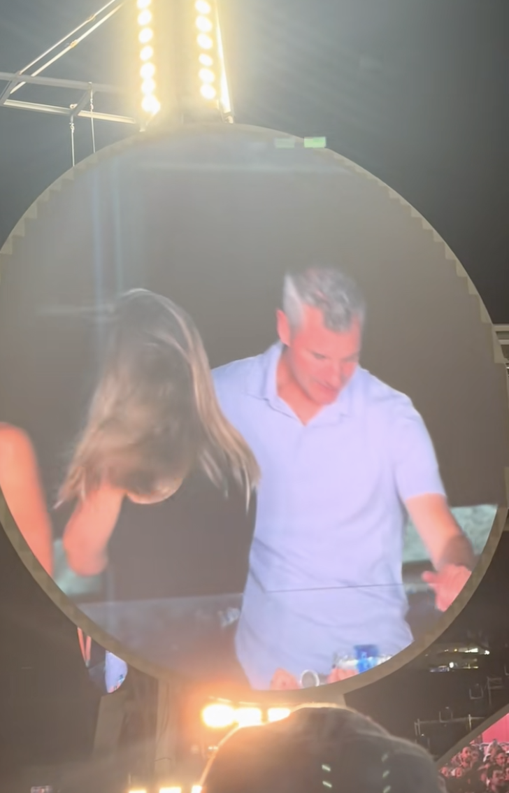 Kristin Cabot tournant le dos à la caméra alors qu'Andy Byron se prépare à se baisser pendant le concert de Coldplay à Boston le 16 juillet 2025 | Source : TikTok/@instaagraace