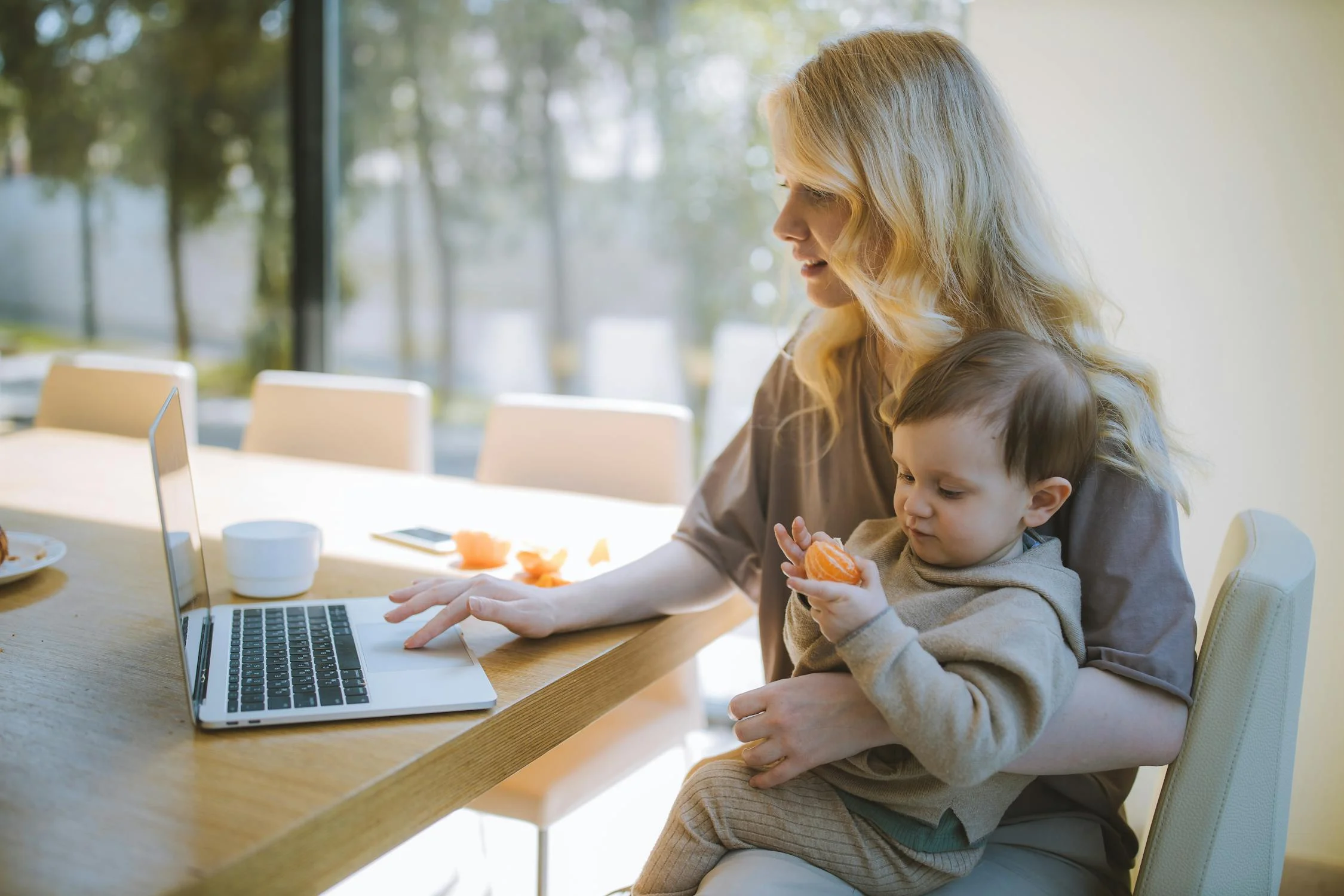 Une femme tenant son jeune fils | Source : Pexels
