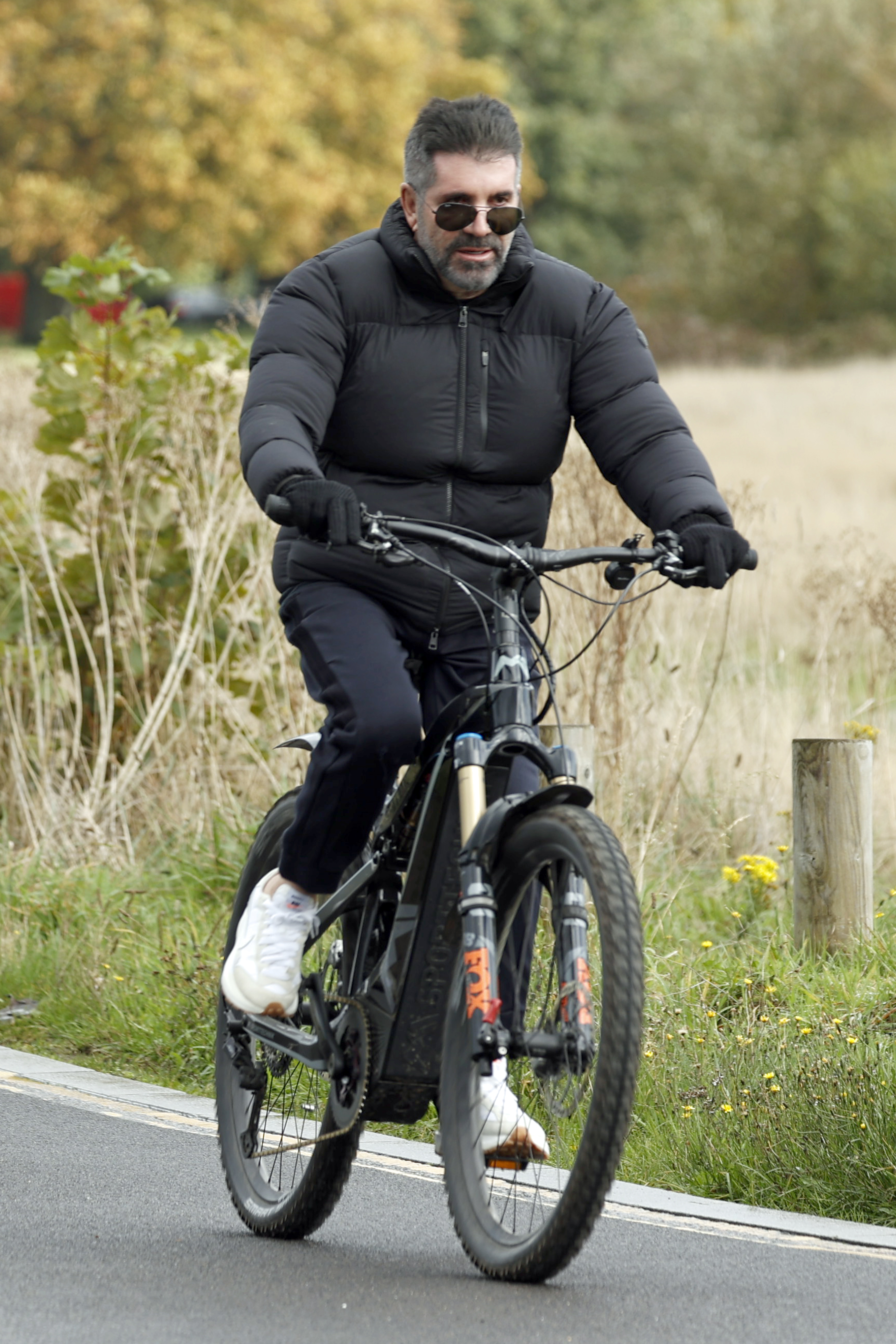 Simon Cowell fait du vélo électrique à Londres le 9 octobre 2024 | Source : Getty Images