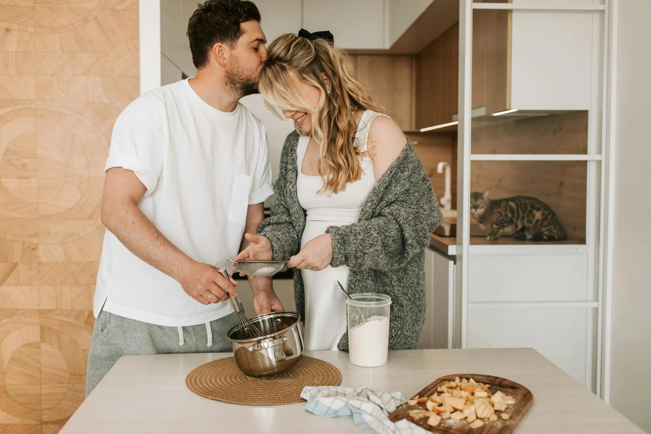 Un couple heureux en train de cuisiner | Source : Pexels