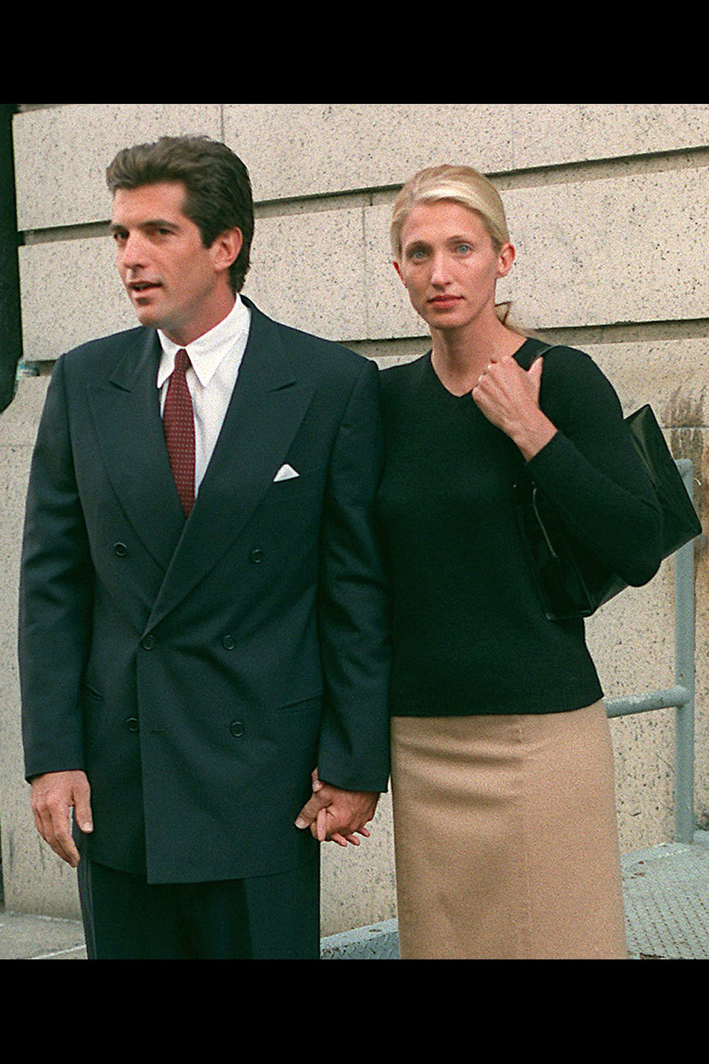 John F. Kennedy Jr. et Carolyn Bessette quittant leur appartement à New York, vers 1996. | Source : Getty Images