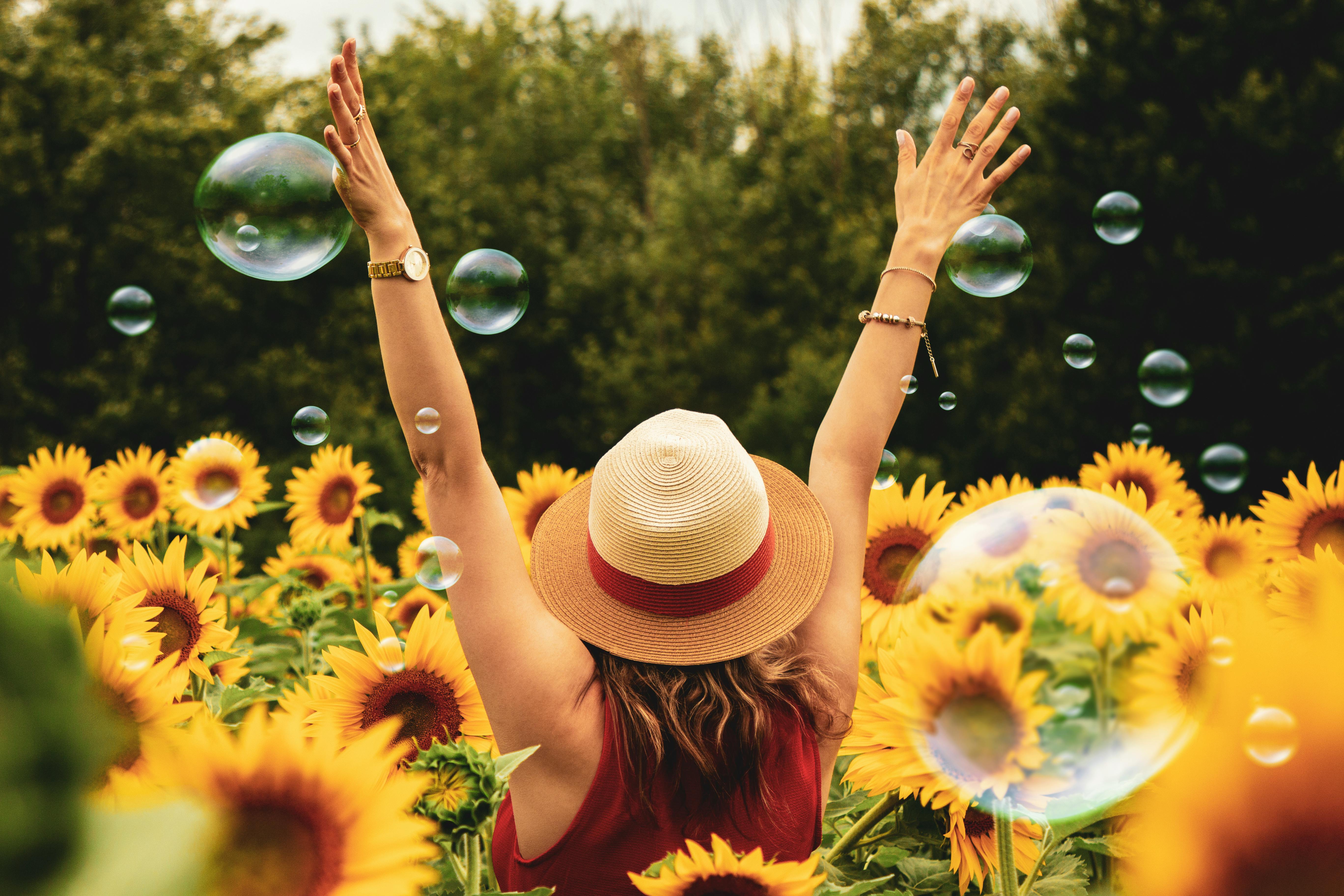 Une femme heureuse dans un champ de tournesols | Source : Pexels