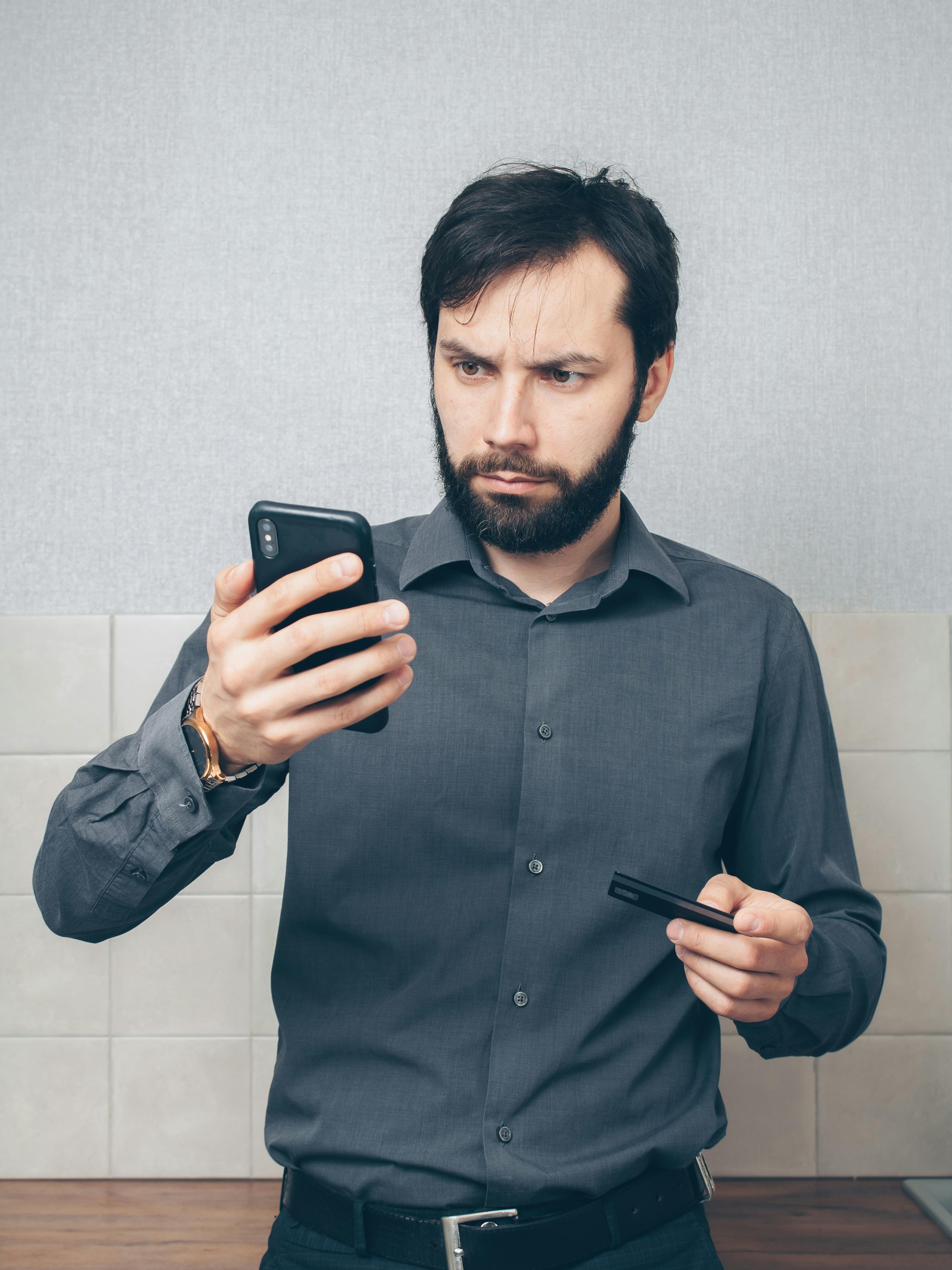 Un homme choqué qui regarde le téléphone | Source : Pexels