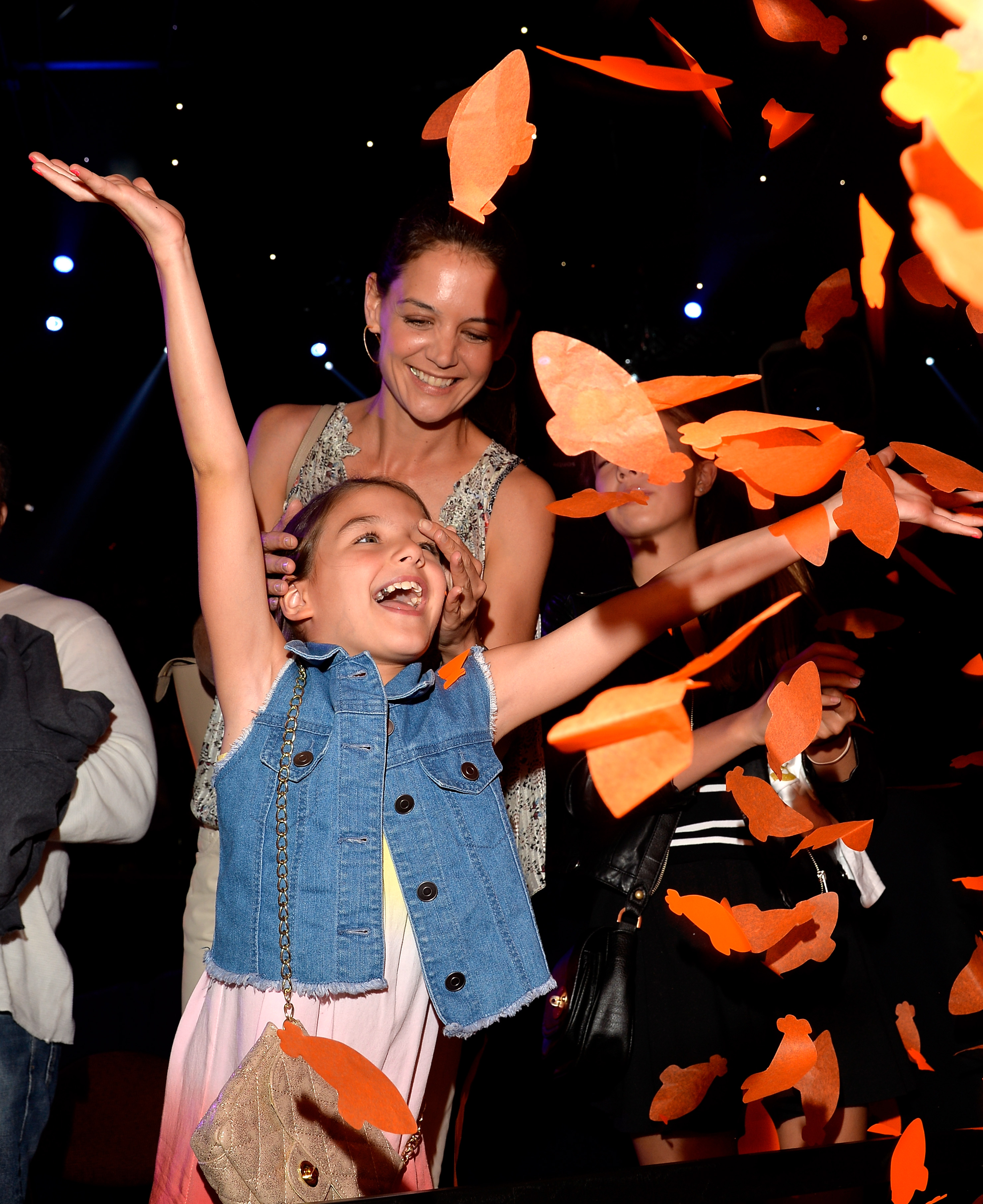 Katie Holmes sourit à Suri Cruise lors de la 28e édition des Kids' Choice Awards de Nickelodeon en Californie le 28 mars 2015 | Source : Getty Images