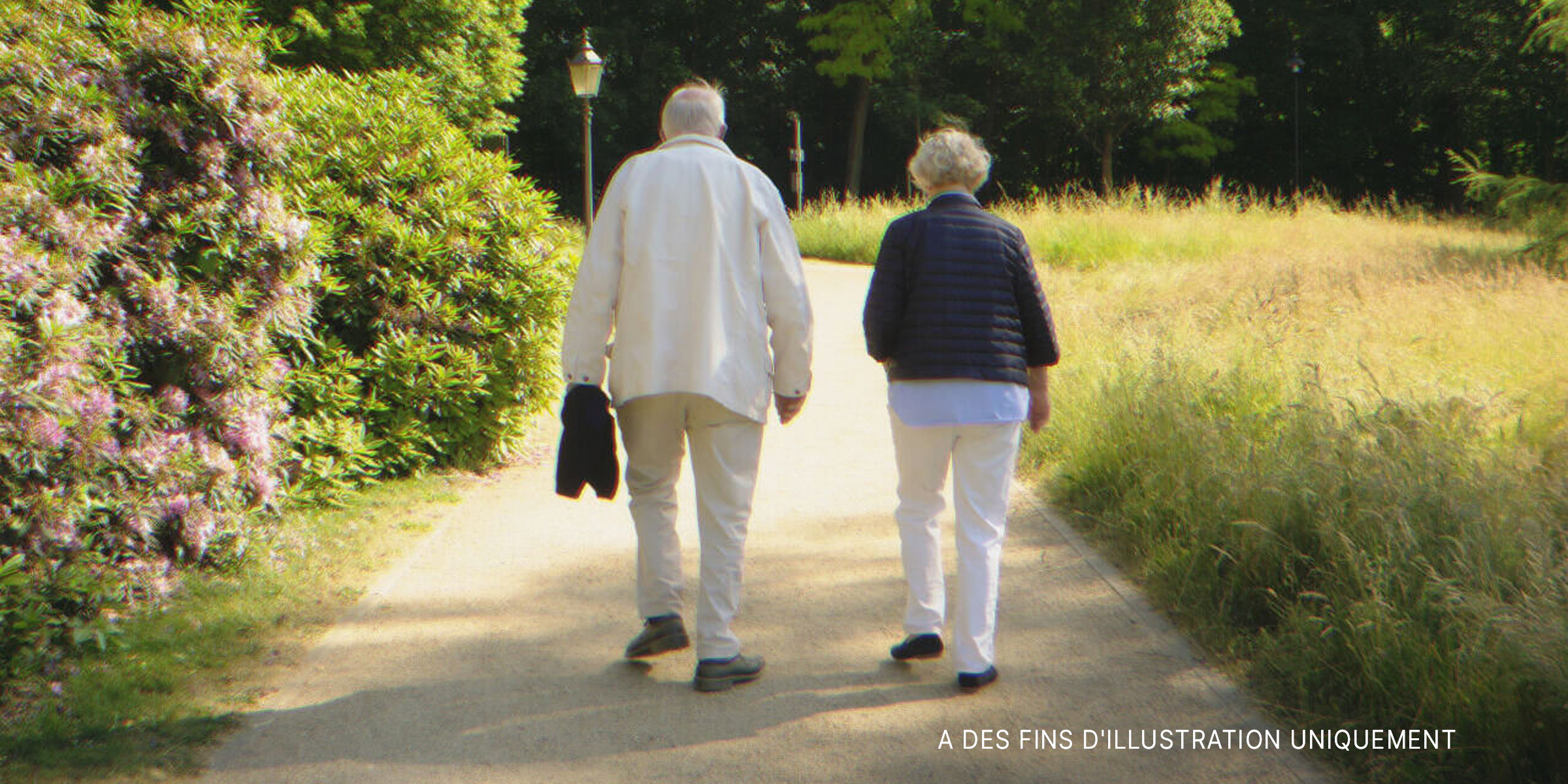 Un couple de personnes âgées marchant sur une route. | Source : Shutterstock
