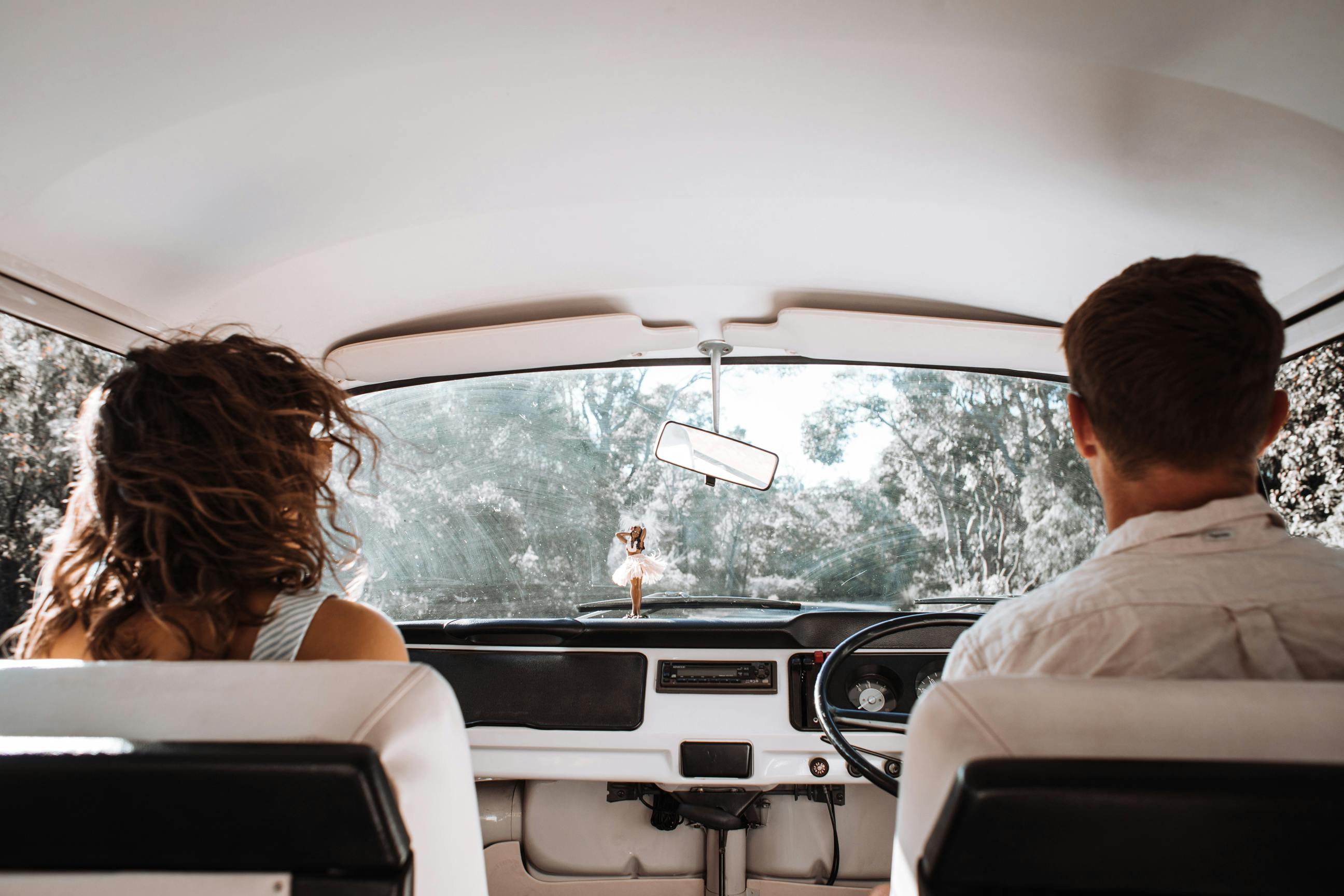 Un couple qui s'éloigne en voiture | Source : Pexels