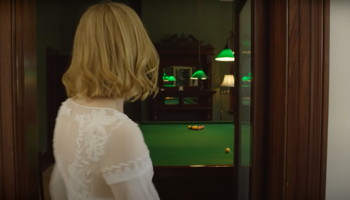 Nicole Kidman montrant la salle de billard avec une table de billard à l'intérieur de leur maison de ferme en Australie, posté le 20 juillet 2015 | Source : YouTube/Vogue