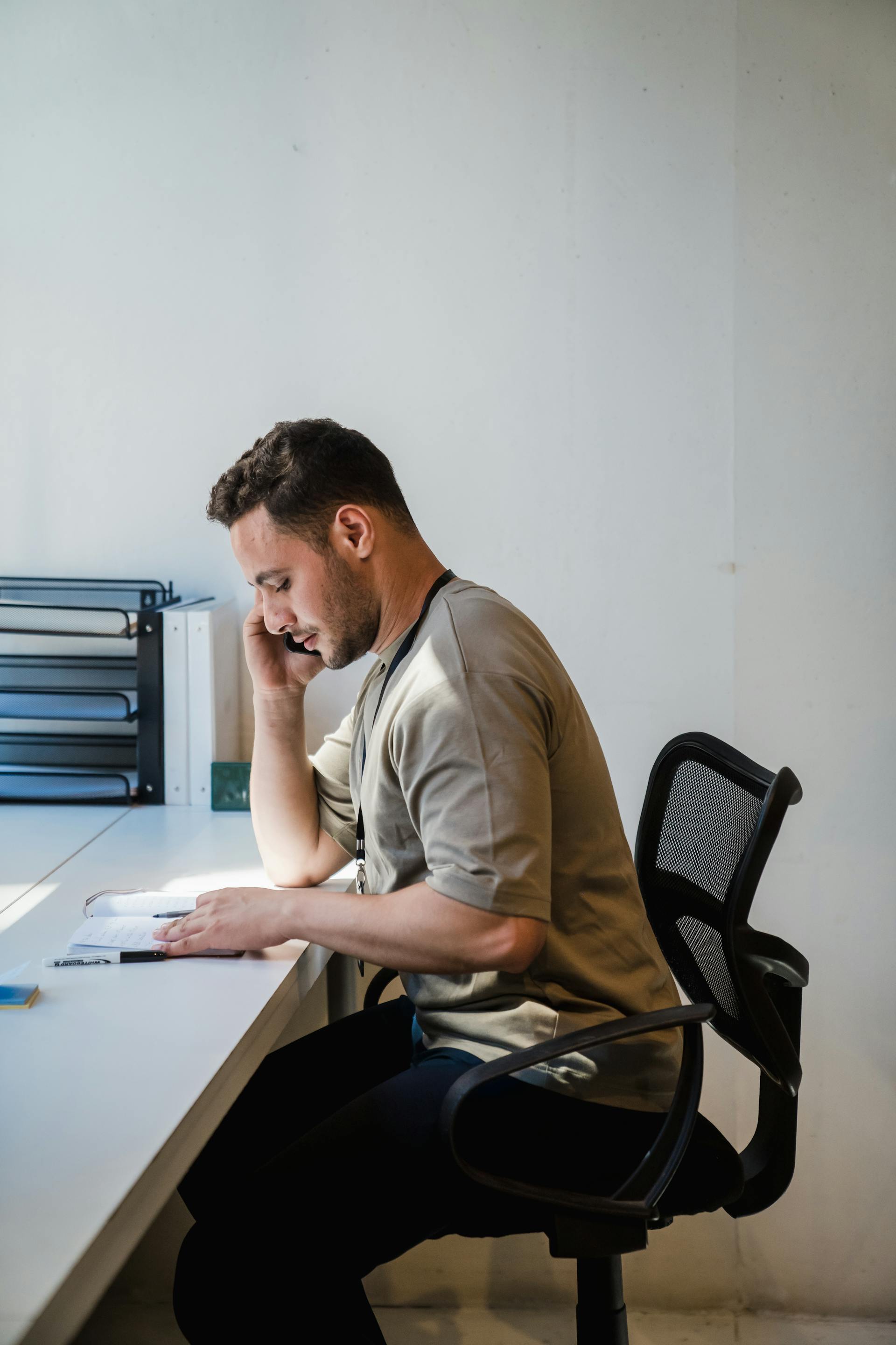Un homme qui passe un appel téléphonique | Source : Pexels