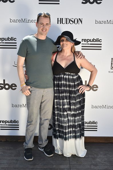 L'acteur Sean Murray et Carrie James assistent au Hyde Away, organisé par Republic Records & SBE, présenté par Hudson et bareMinerals lors de Coachella le 15 avril 2017, à Thermal, en Californie.  |  Source : Getty Images.