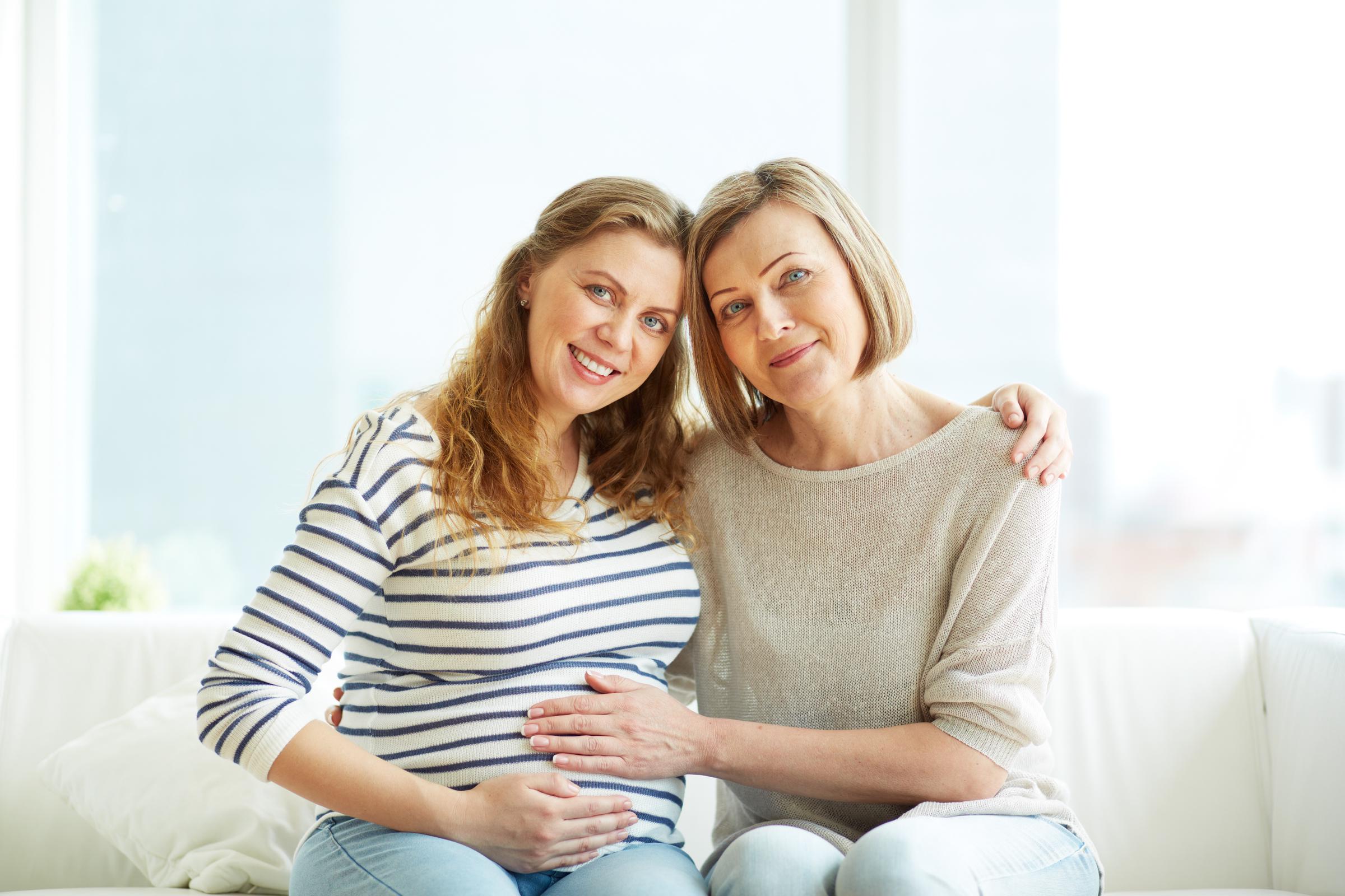 Une femme enceinte et sa mère | Source : Magnific